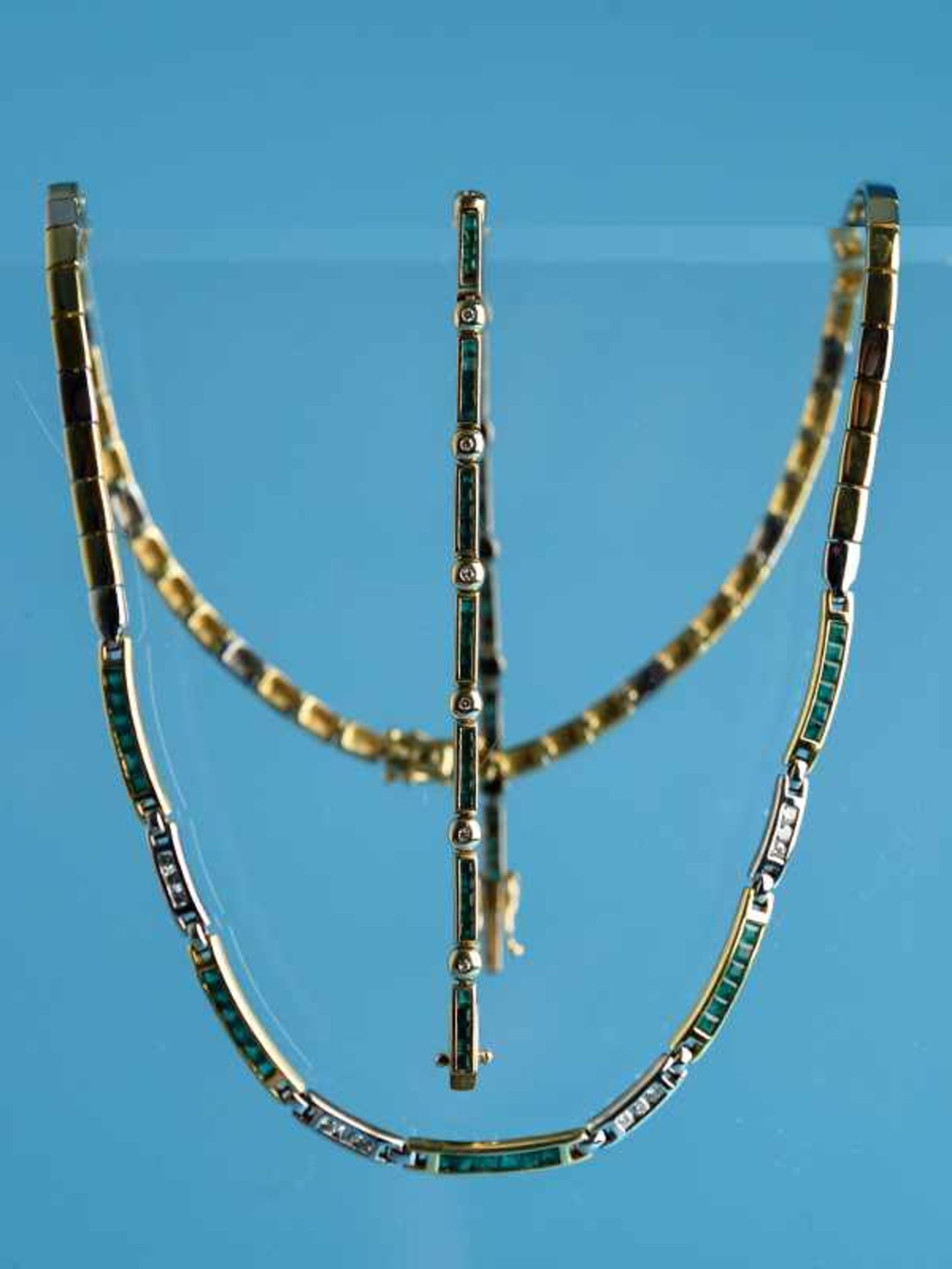 Collier und Armband mit Smaragde-Carreesteinen und Brillanten, zusammen ca. 0,27 ct, 20. Jh.