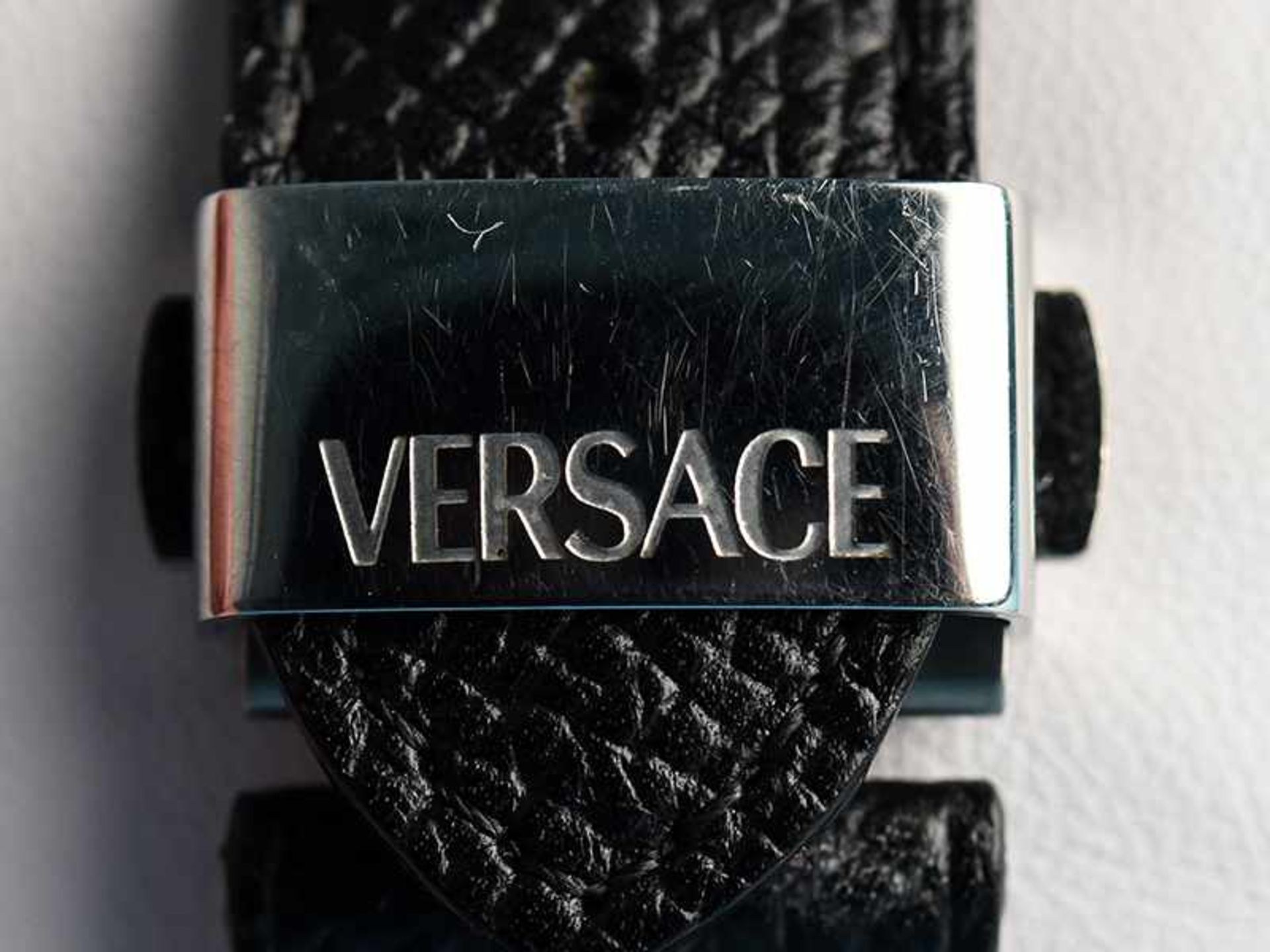 Armbanduhr, bezeichnet Versace, 20. Jh. Stahl mit schwarzem Lederarmband. Leicht gebogene - Image 2 of 4