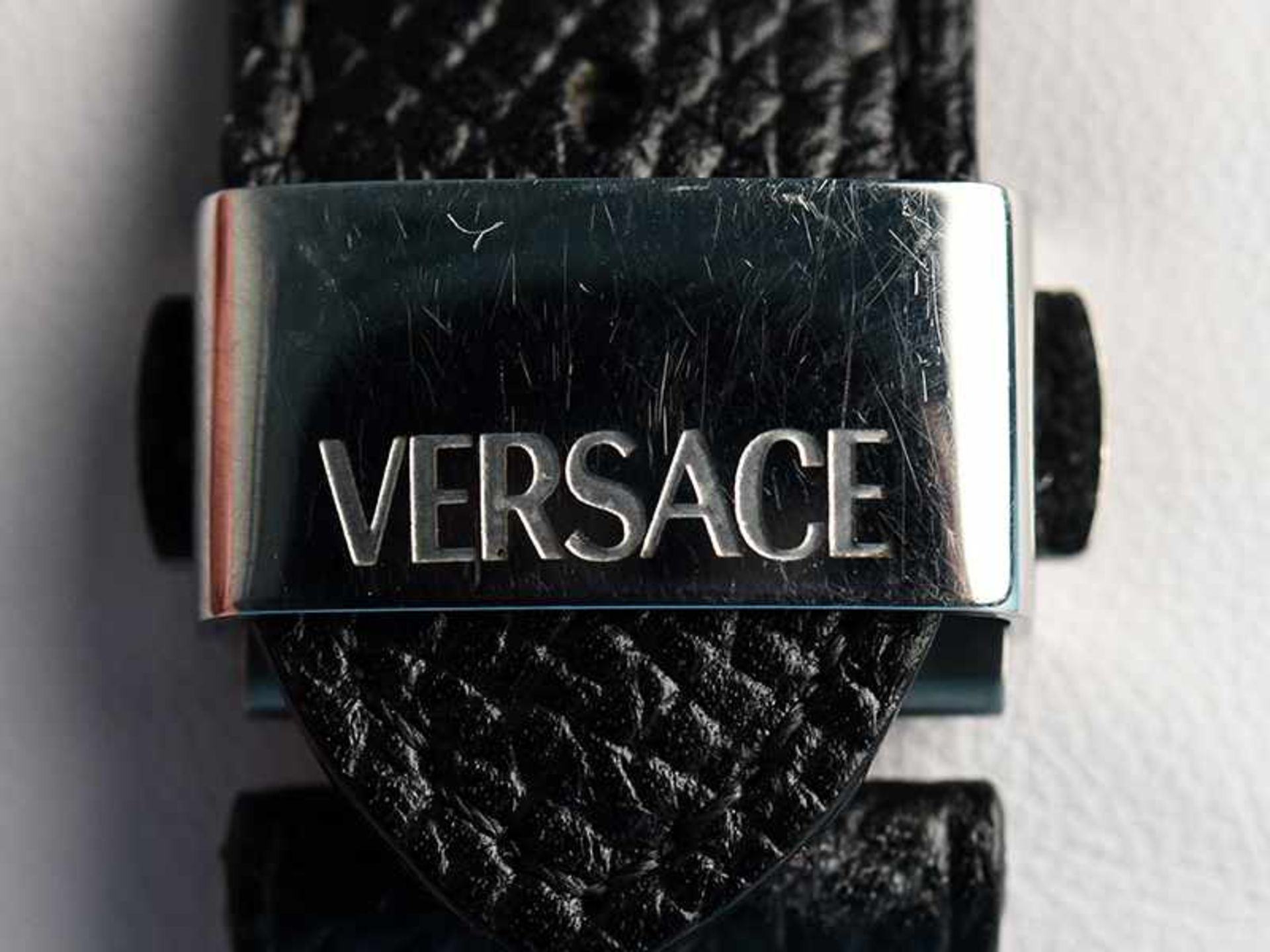 Armbanduhr, bezeichnet Versace, 20. Jh. Stahl mit schwarzem Lederarmband. Leicht gebogene - Bild 2 aus 4