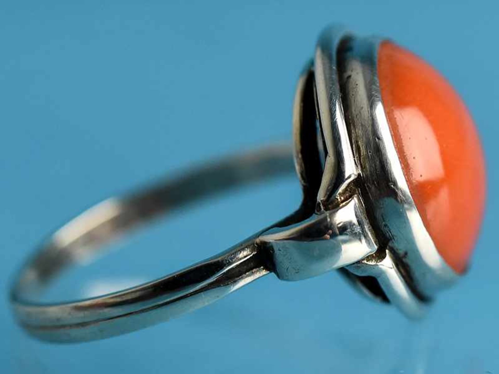 Ring mit Korallen-Cabochon, 20. Jh. Silber. Gesamtgewicht ca. 4,4 g. Mittig gefaßter runder - Bild 2 aus 3