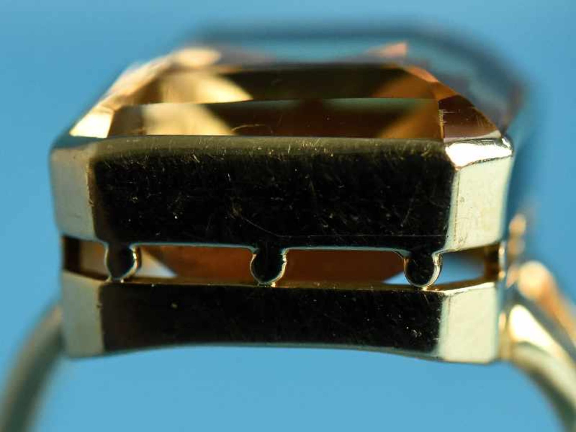 Ring mit Citrin, 20. Jh. 750/- Gelbgold. Gesamtgewicht ca. 8,8 g. Rechteckig facettierter Cirtrin. - Bild 4 aus 4