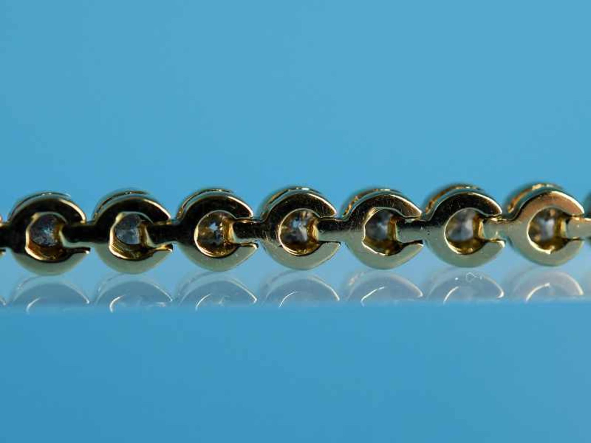 Tennisarmband mit 36 Brillanten und Diamanten, zusammen ca. 5 ct, 20. Jh. 750/- Gelbgold. - Bild 4 aus 4