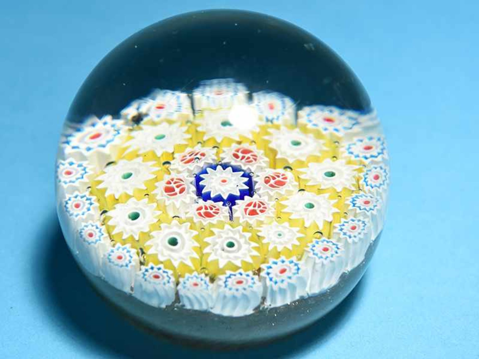 Paperweight mit Millefiori-Dekor und Metallglitter, 20. Jh. Farbloses Glas mit farbigen und weiß- - Bild 2 aus 3