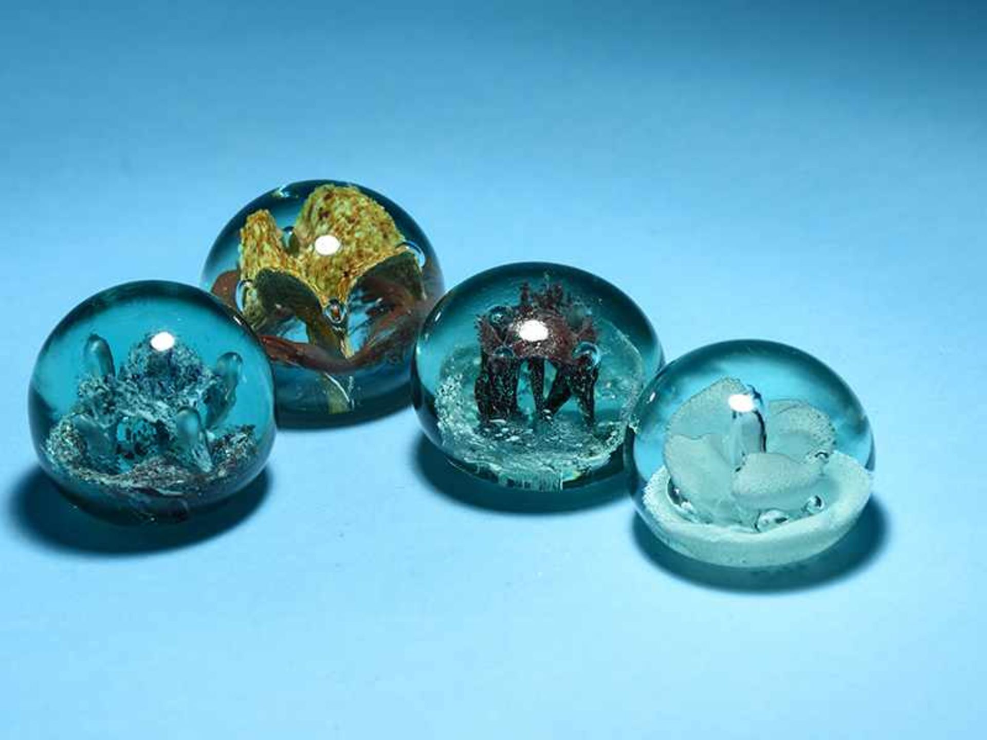 4 verschiedene Paperweights mit abstrahierten Blütenmotiven, 20. Jh. Blau-grünliches Glas mit - Bild 2 aus 2