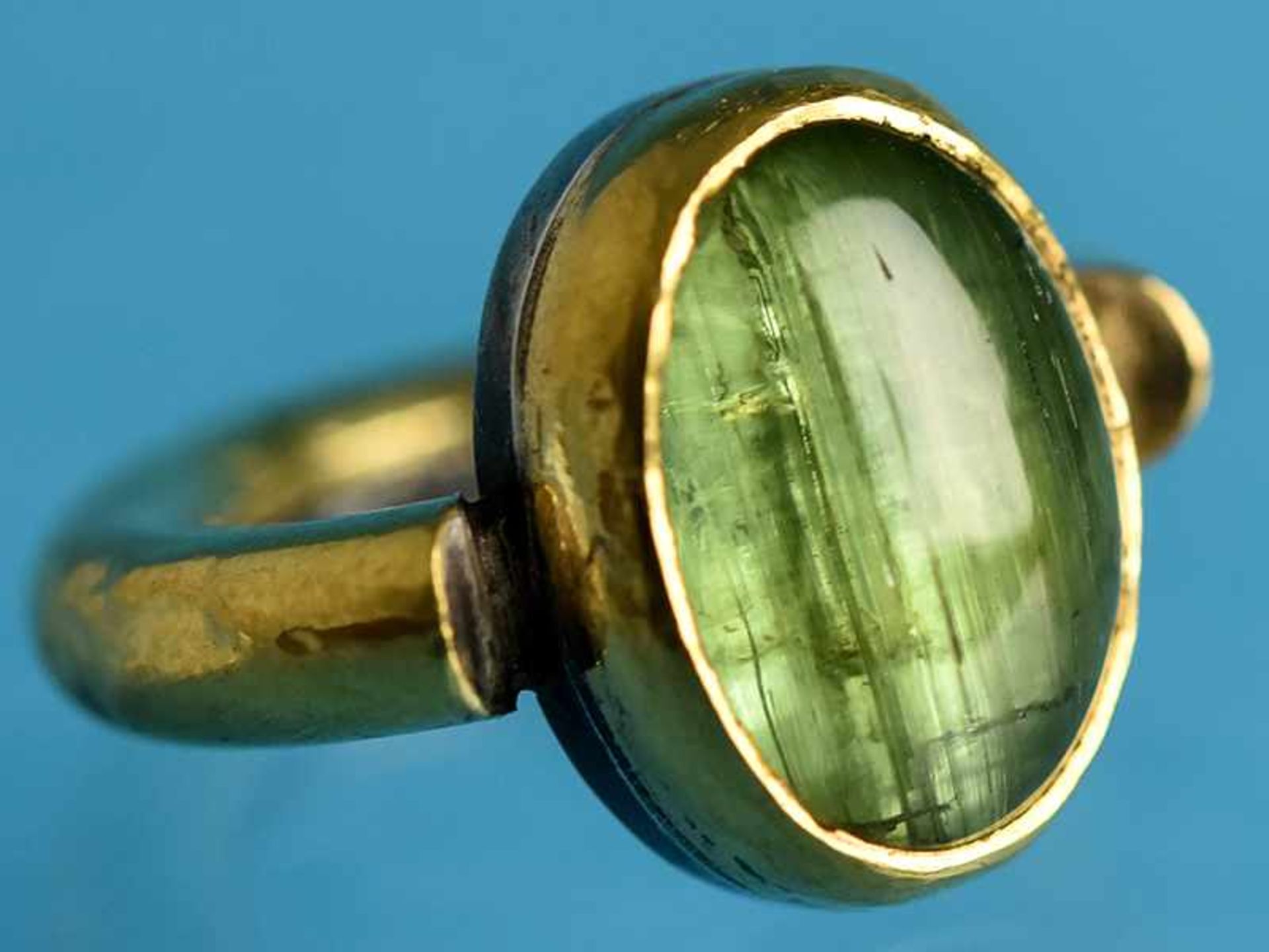 Massiver Ring mit grünem Granat (Tsavorit). Goldschmiedearbeit, 20. Jh. 925/- Silber und Gelbgold.