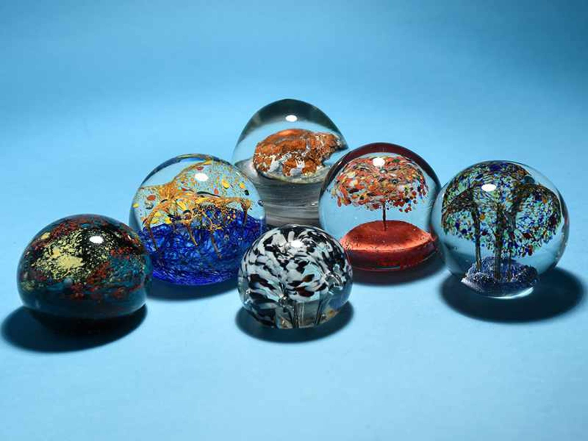 6 verschiedene Paperweights, 20. Jh. Farbloses Glas mit farbigen Einschmelzungen, teils in