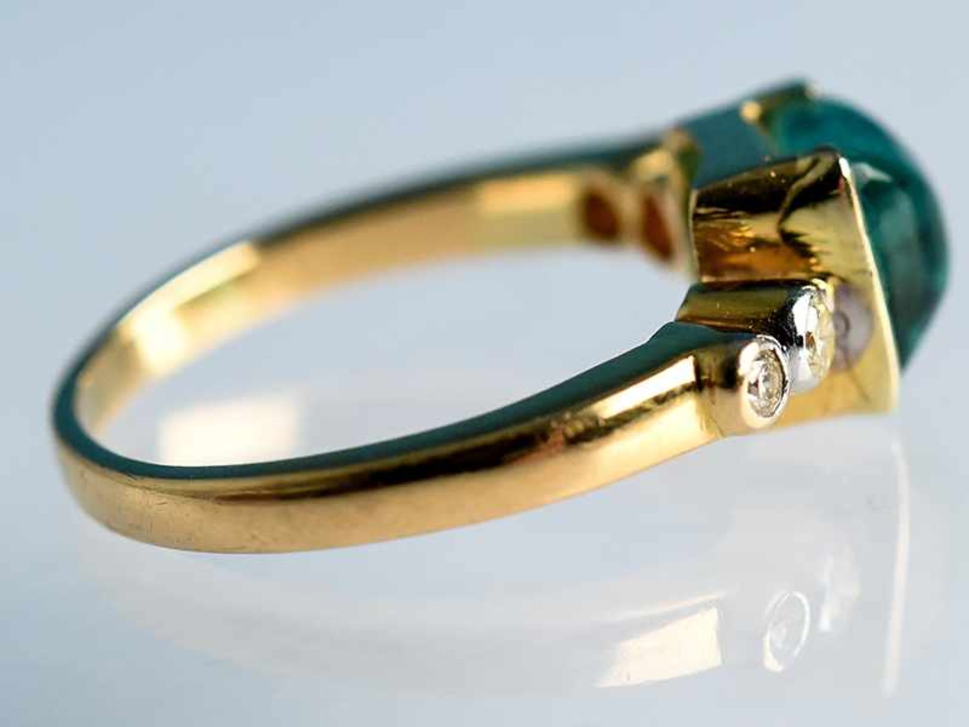 Ring mit Smaragd-Cabochon und vier kleinen Brillanten, zusammen ca. 0,10 ct, 20. Jh. 750/- Gelbgold. - Bild 2 aus 4