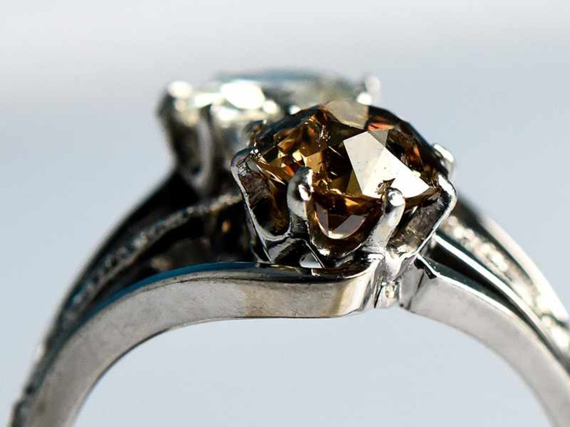 Ring mit Altschliff-Diamanten, zusammen ca. 2,2 ct, Art Deco Platin. Gesamtgewicht ca. 6,1 g. Im - Bild 6 aus 6