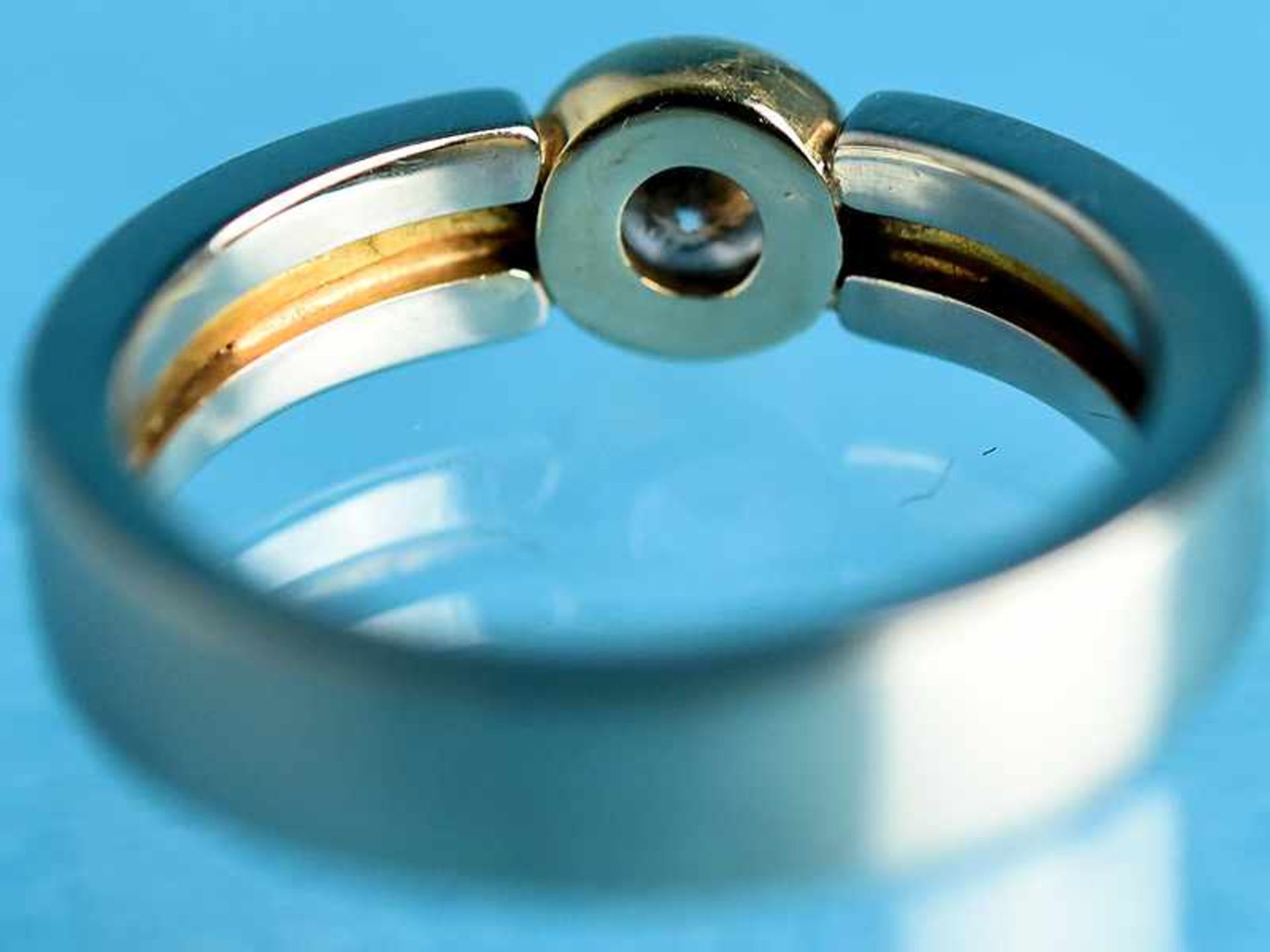 Ring mit Brillant ca. 0,28 ct, 20. Jh. 750/- Weiß- und Gelbgold. Gesamtgewicht ca. 7,8 g. in - Bild 3 aus 4