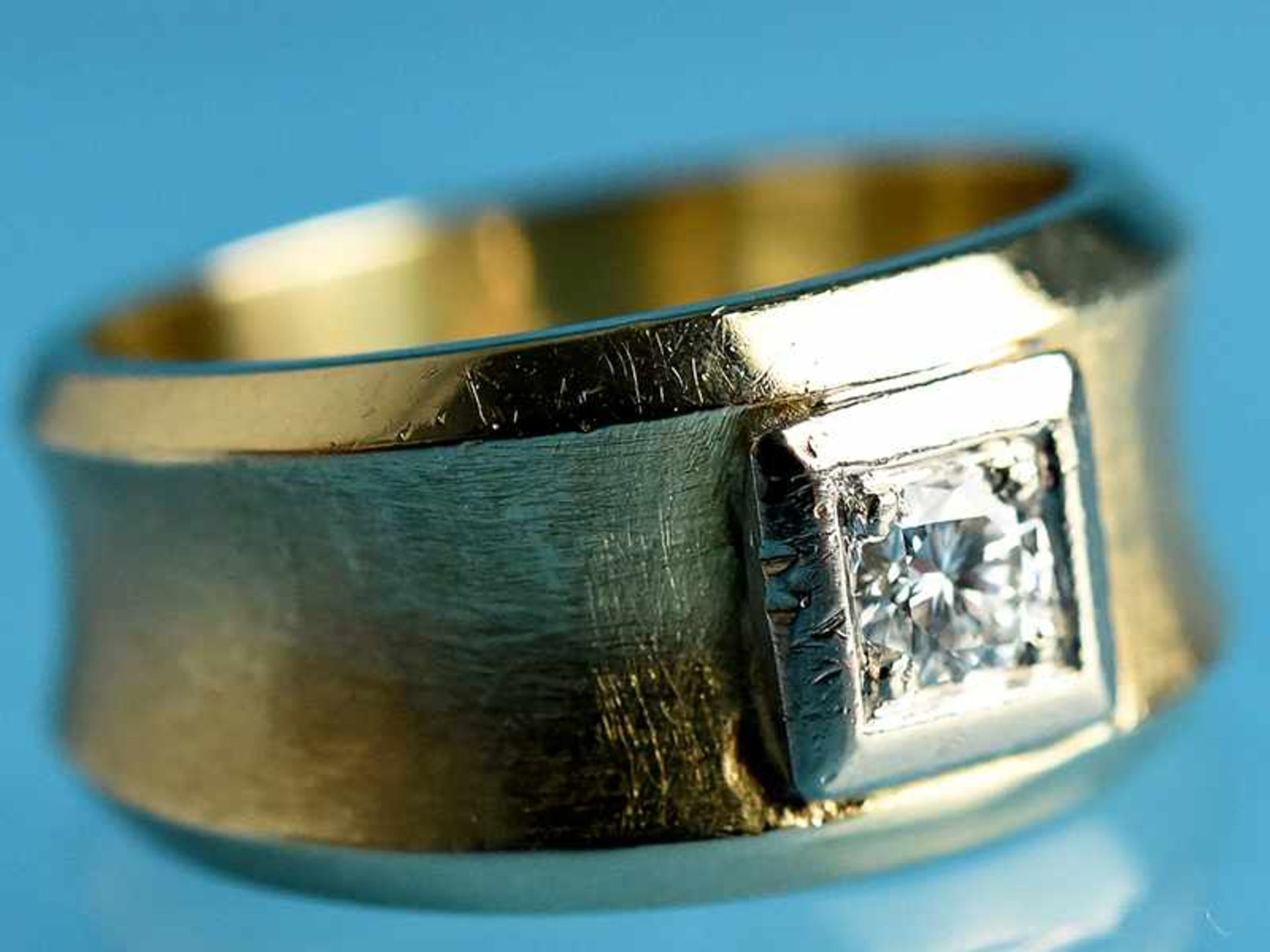 Bandring mit Brillant ca. 0,2 ct, Goldschmiedearbeit, 20. Jh. 585/- Gelb- und Weißgold.