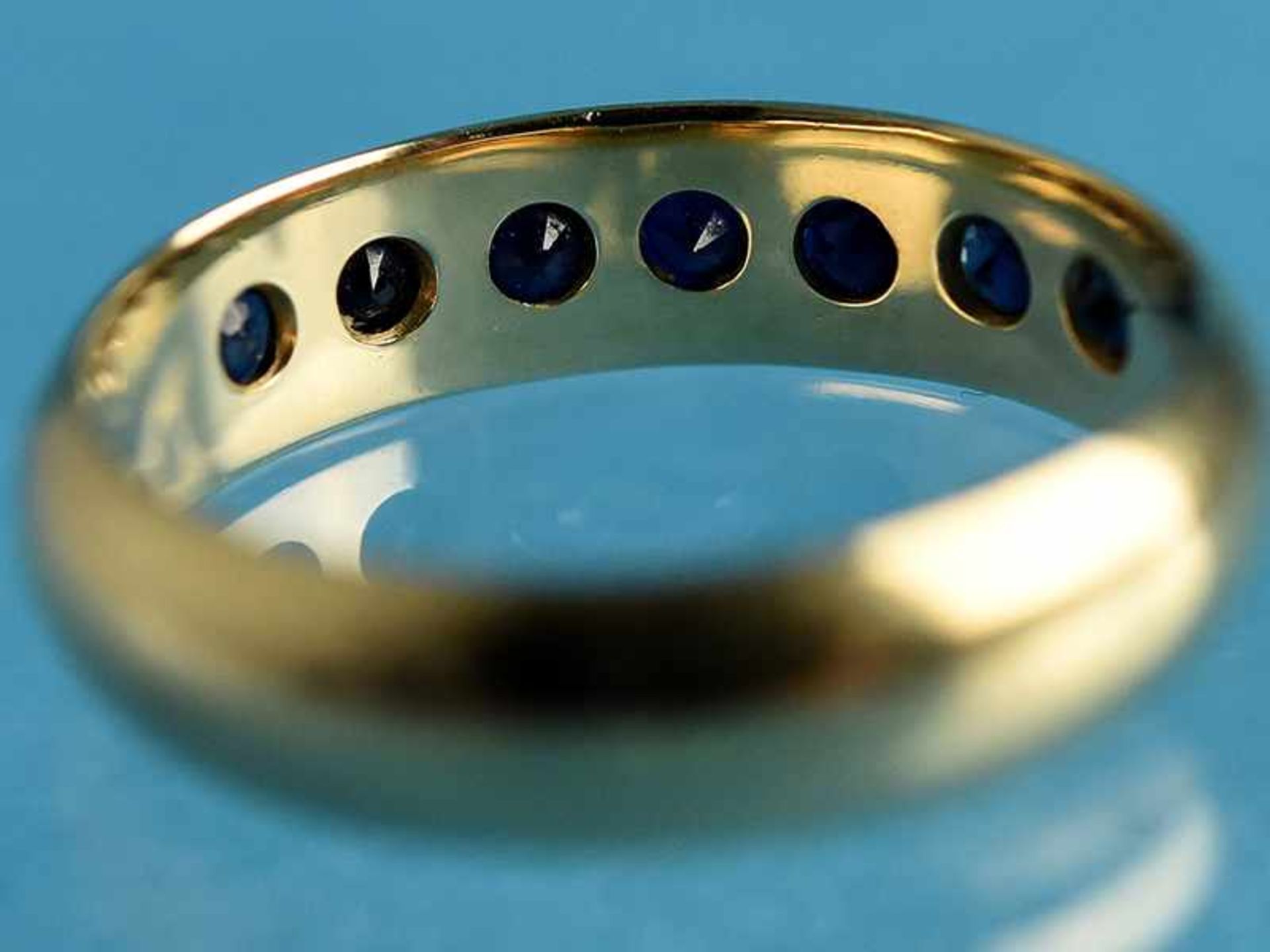 Ring mit 7 kleinen Saphiren, 20. Jh. 585/- Gelbgold. Gesamtgewicht ca. 4,2 g. Trauringform mit 7 - Bild 2 aus 4