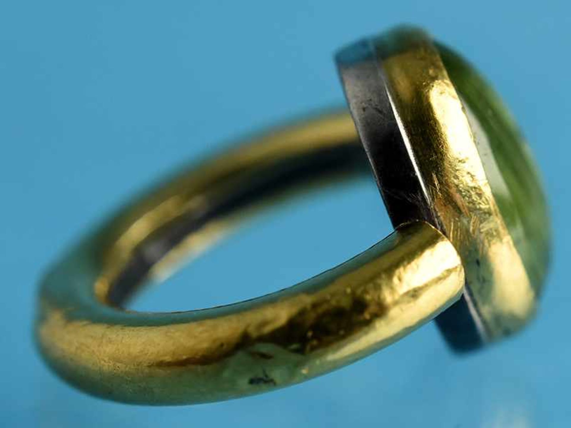 Massiver Ring mit grünem Granat (Tsavorit). Goldschmiedearbeit, 20. Jh. 925/- Silber und Gelbgold. - Bild 2 aus 4