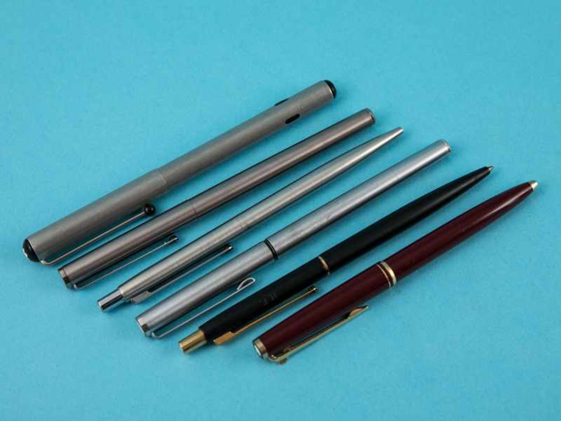 6 verschiedene Schreibgeräte, Mont Blanc, 20. Jh. 4 x Kugelschreiber aus silberfarbenem Metall mit