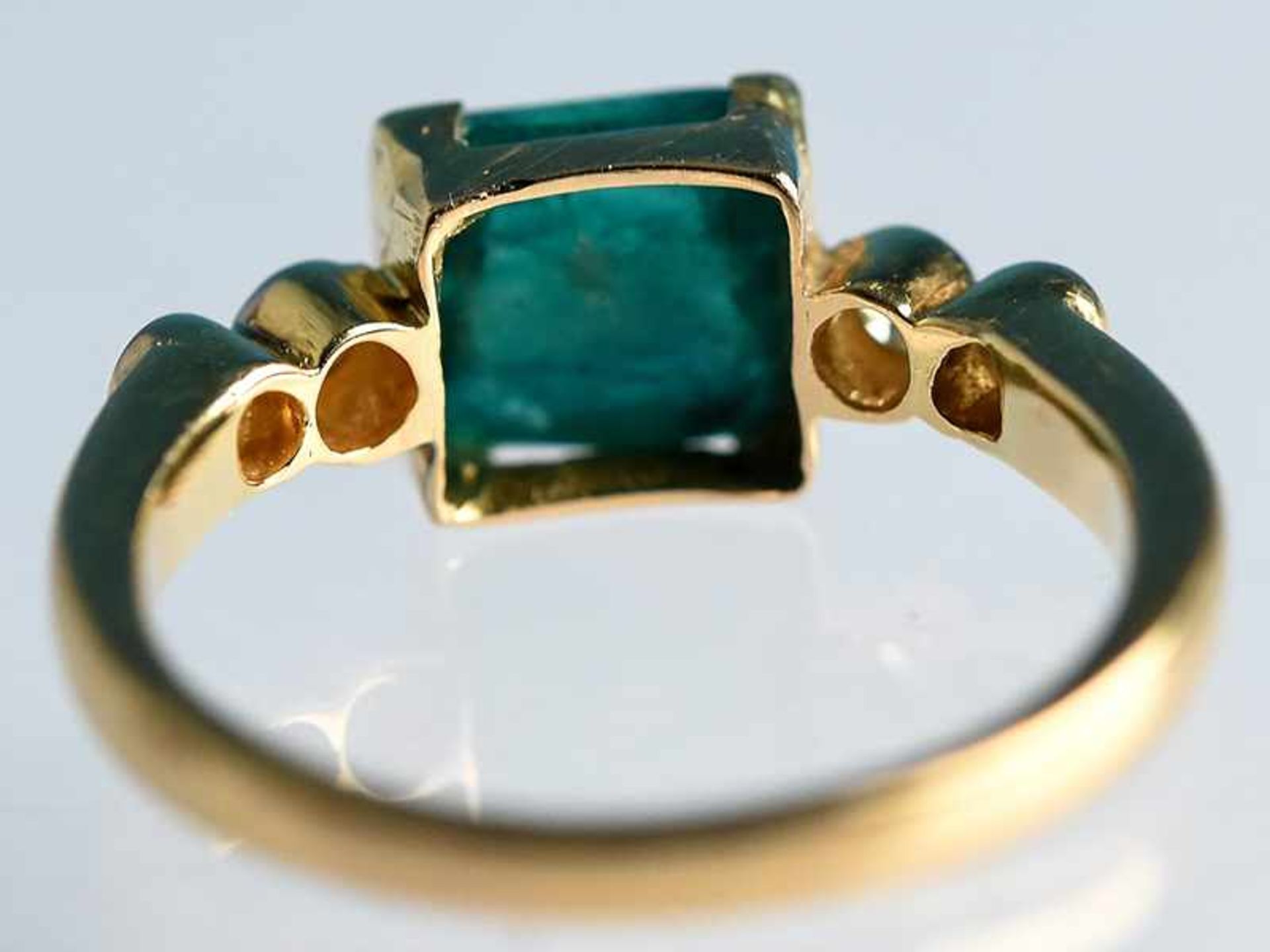 Ring mit Smaragd-Cabochon und vier kleinen Brillanten, zusammen ca. 0,10 ct, 20. Jh. 750/- Gelbgold. - Bild 3 aus 4