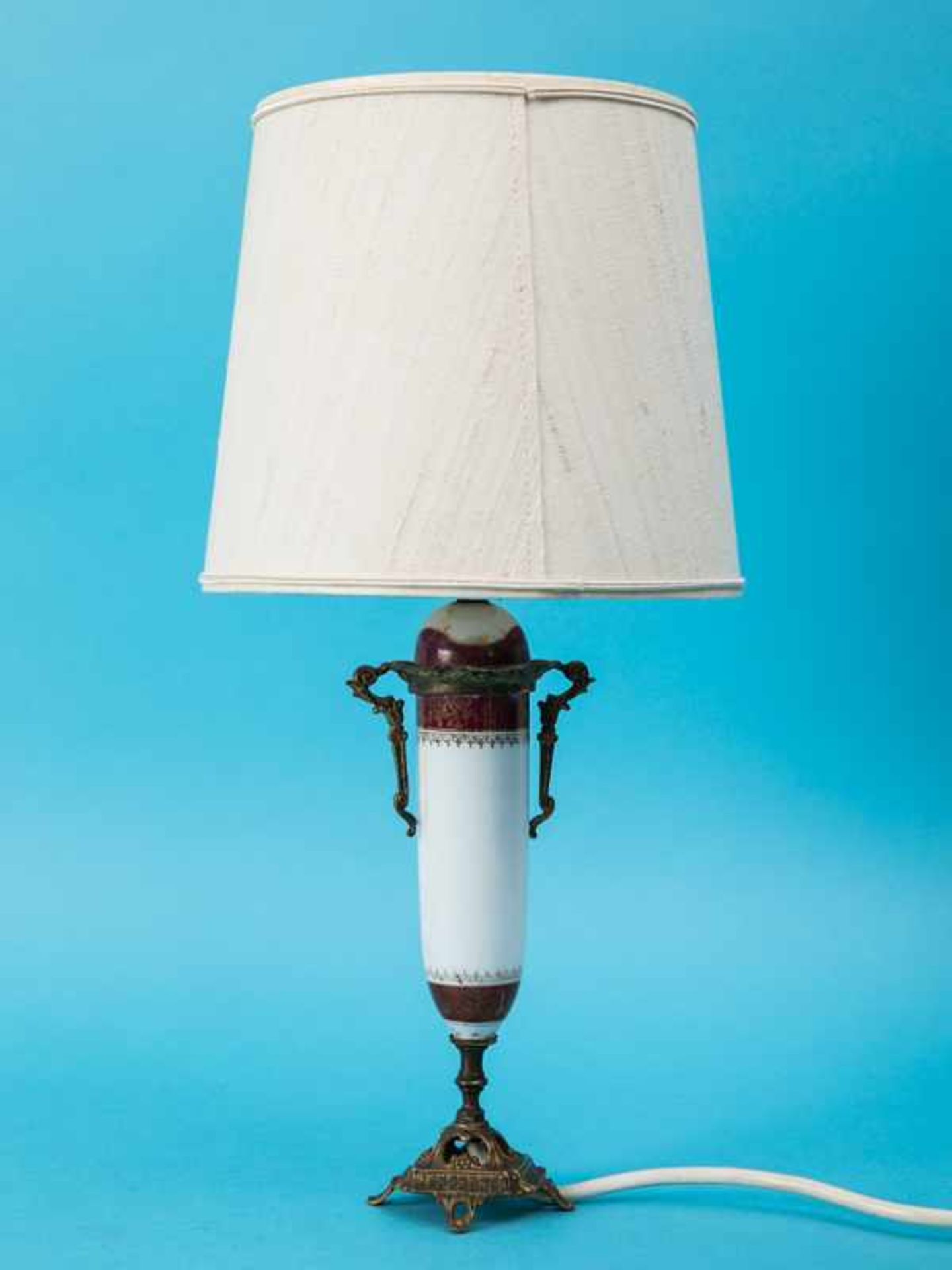 Kleine Ziervasen-Tischlampe, Thüringen oder Böhmen, Anfang 20. Jh. Weißporzellan mit polychromem - Bild 2 aus 3