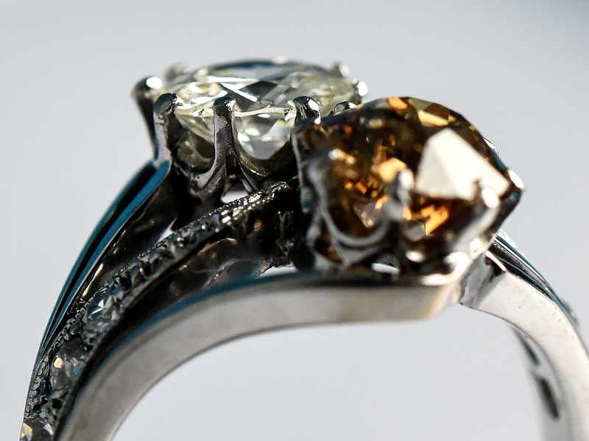 Ring mit Altschliff-Diamanten, zusammen ca. 2,2 ct, Art Deco Platin. Gesamtgewicht ca. 6,1 g. Im - Bild 4 aus 6