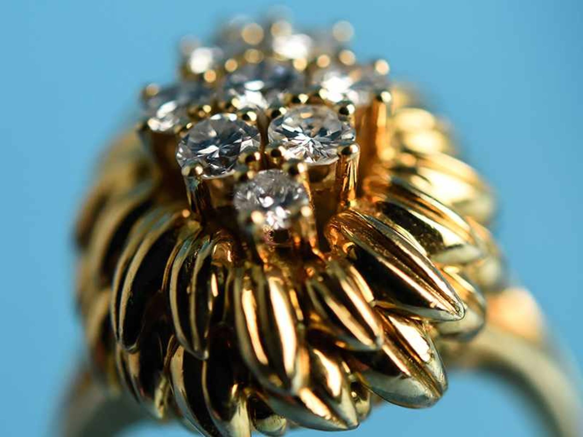 Ring mit 9 Brillanten, zusammen ca. 0,8 ct, 70- er Jahre 750/- Gelbgold. Gesamtgewicht ca. 14 g. - Bild 4 aus 5