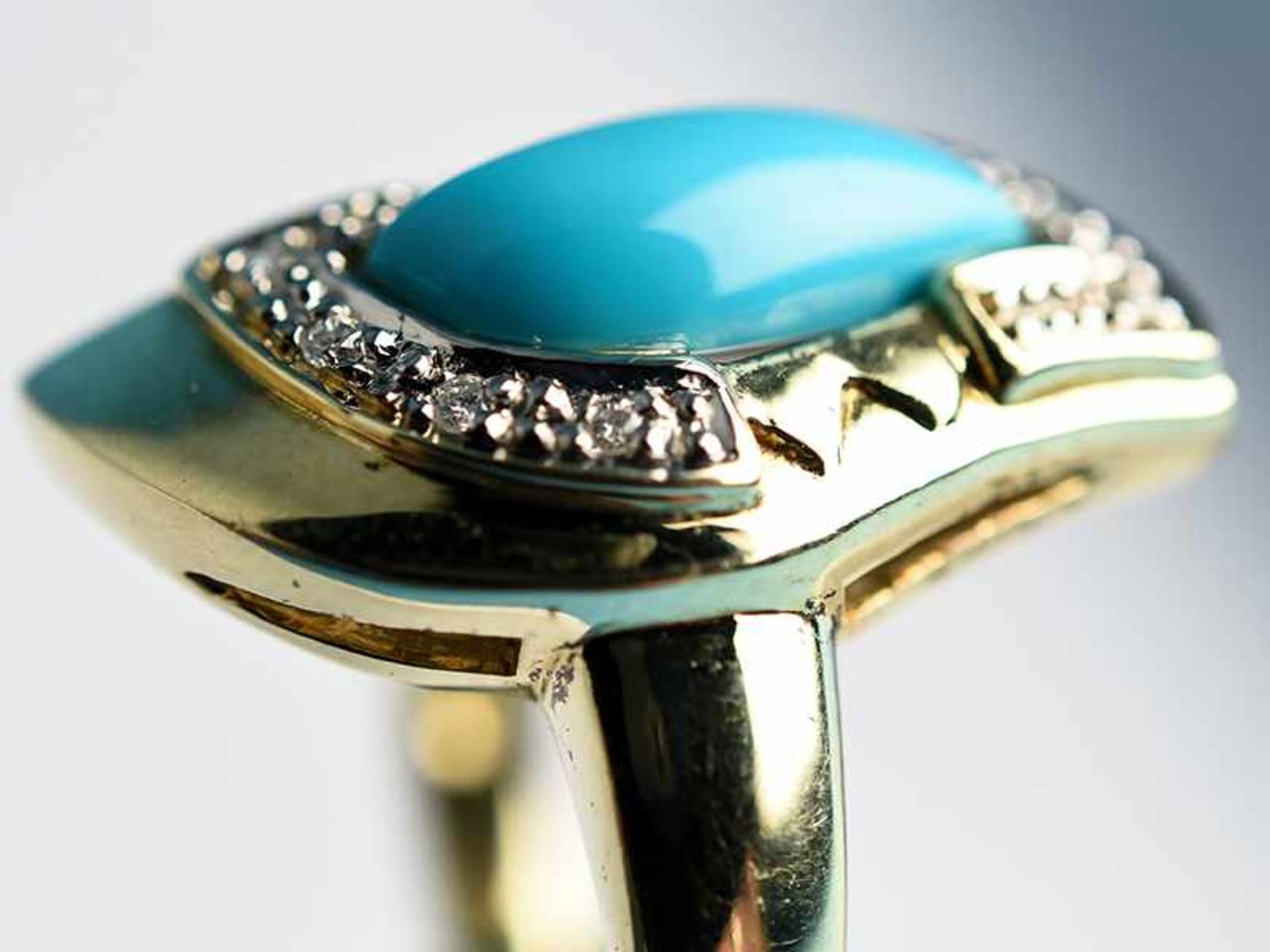 Ring mit Türkis-Cabochon und 8 kleinen Diamanten, zusammen ca. 0,075 ct, 20. Jh. 585/- Gelbgold. - Bild 4 aus 4