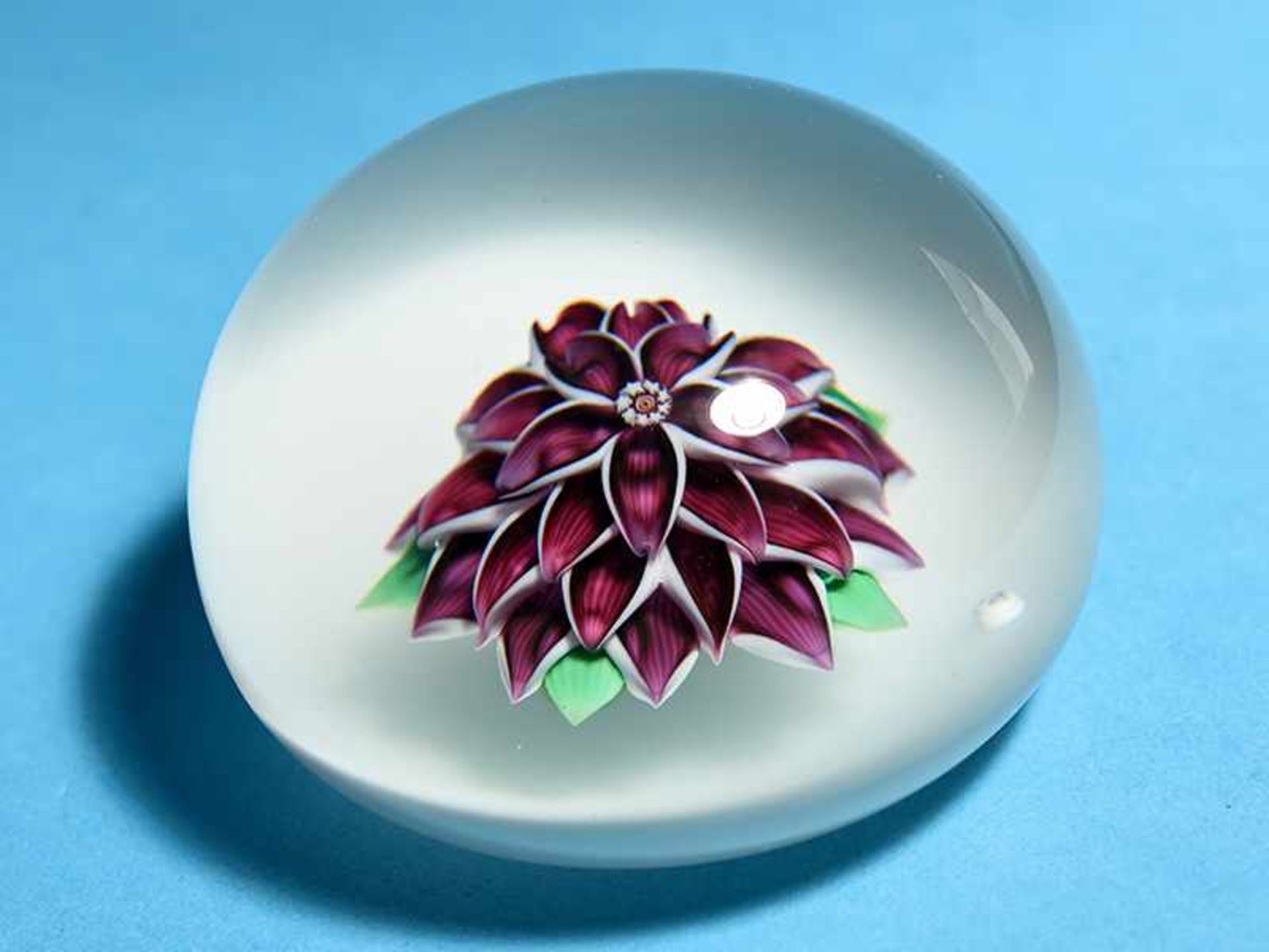 Paperweight, "Dahlia Améthyste", Baccarat, Frankreich, 1980. Farbloses Glas mit bunten - Bild 4 aus 4