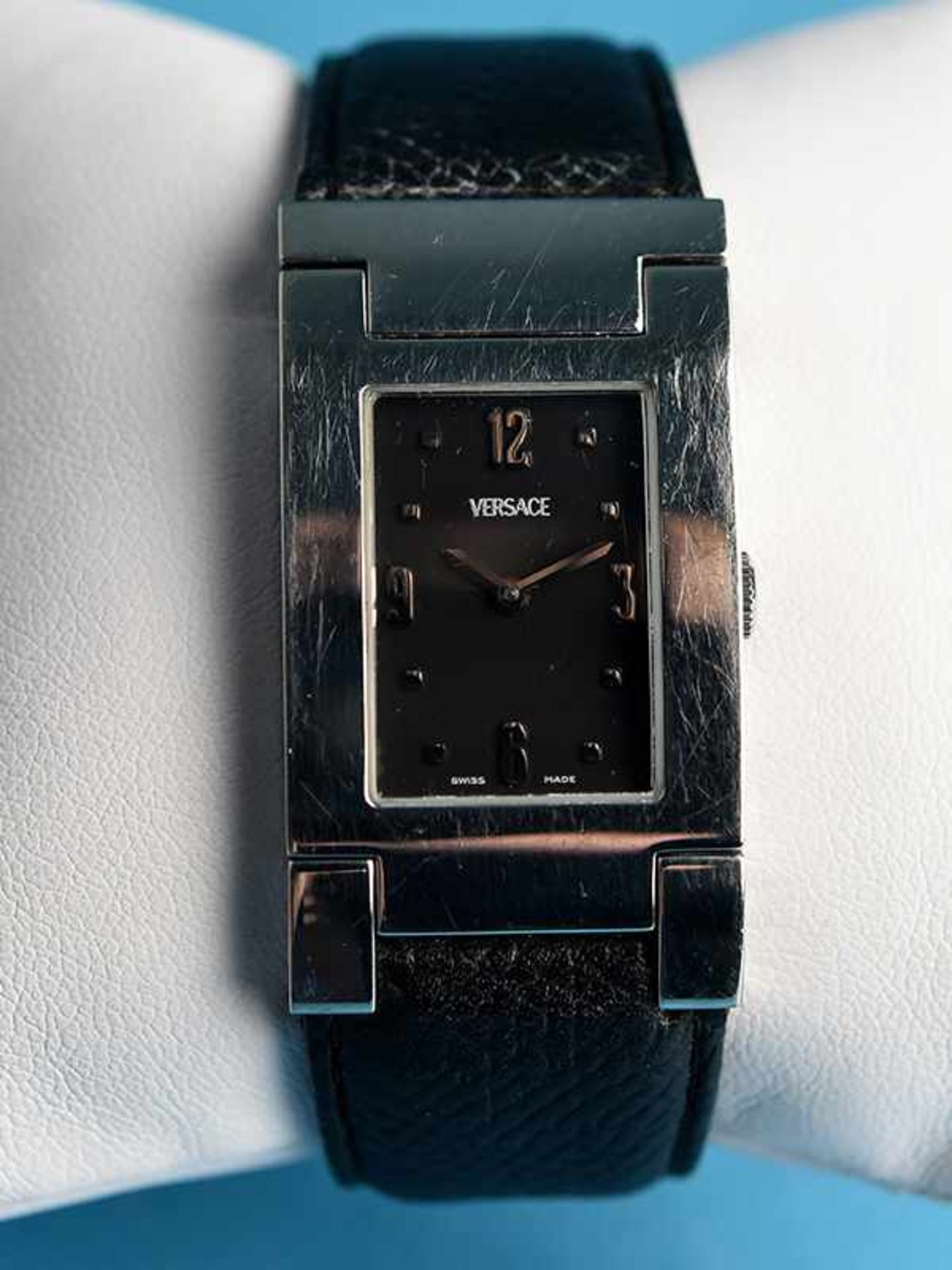 Armbanduhr, bezeichnet Versace, 20. Jh. Stahl mit schwarzem Lederarmband. Leicht gebogene