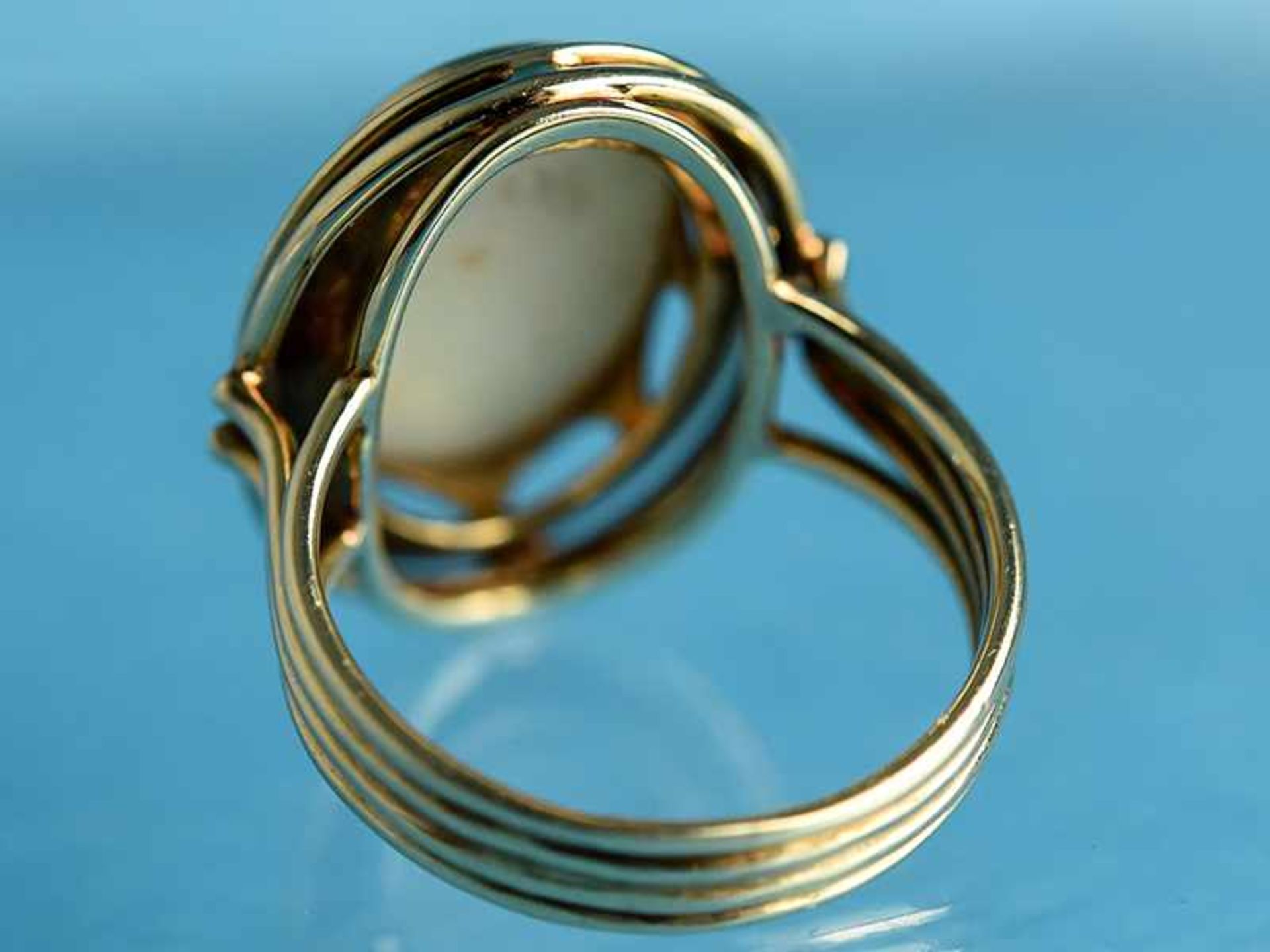 Ring mit Opal-Cabochon, Goldschmiedearbeit, 20. Jh. 585/- Gelbgold. Gesamtgewicht ca. 7 g. Ovaler - Bild 3 aus 4