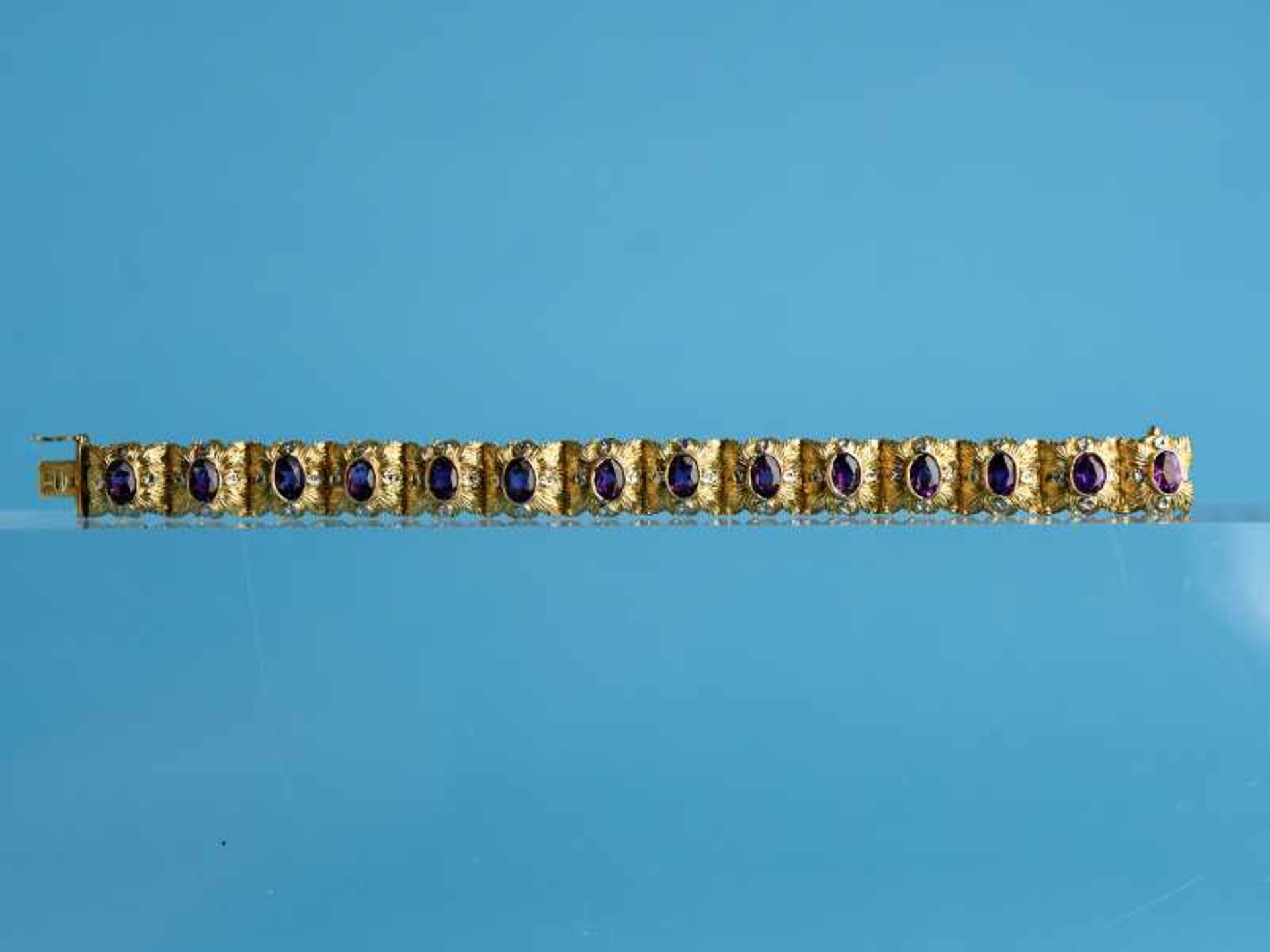 Armband mit 14 Amethyststeinen, 20. Jh. 750/- Gelbgold. Gesamtgewicht ca. 40,1 g. 14 gewölbte - Bild 3 aus 5