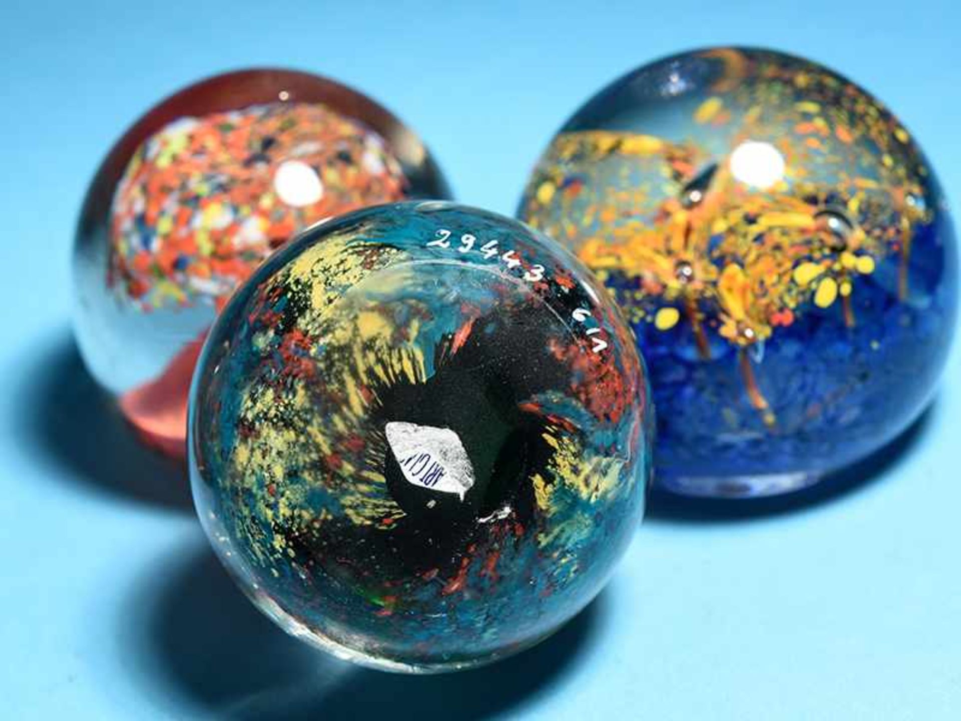 6 verschiedene Paperweights, 20. Jh. Farbloses Glas mit farbigen Einschmelzungen, teils in - Bild 2 aus 9