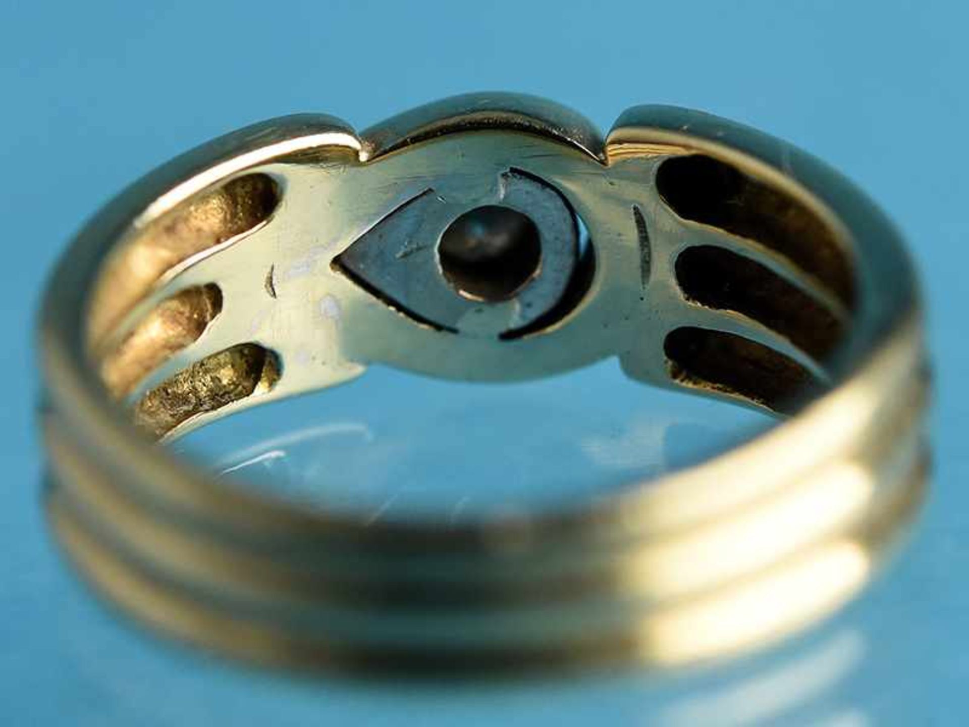 Ring mit Brillant 0,14 ct, 20. Jh. 585/- Gelb- und Weißgold. Gesamtgewicht ca. 6,1 g. Dreifach - Bild 2 aus 4