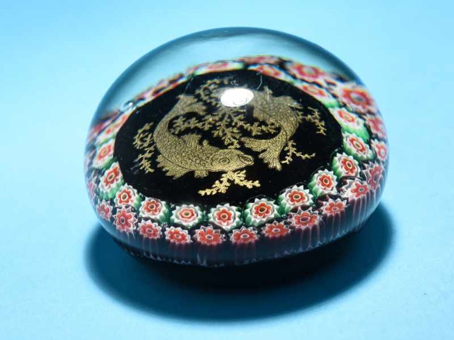 Paperweight "Sternzeichen Fische", 20. Jh. Farbloses Glas mit farbiger Millefiori-Dekor- - Bild 2 aus 3