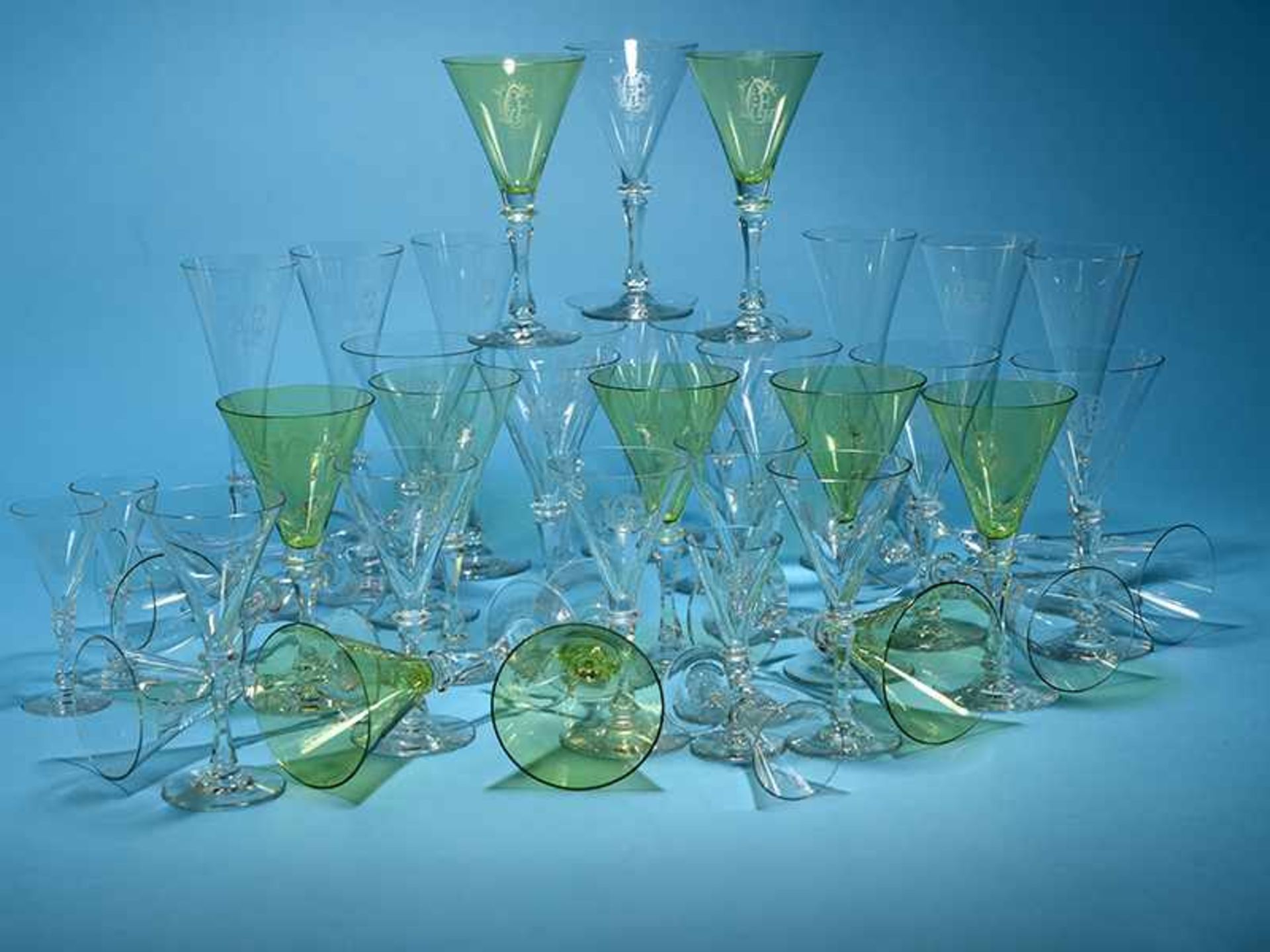 39-tlg. Gläser-Serie, monogrammiert "LGE", 1904/1911. Farbloses u teils grünfarbiges Glas, jeweils