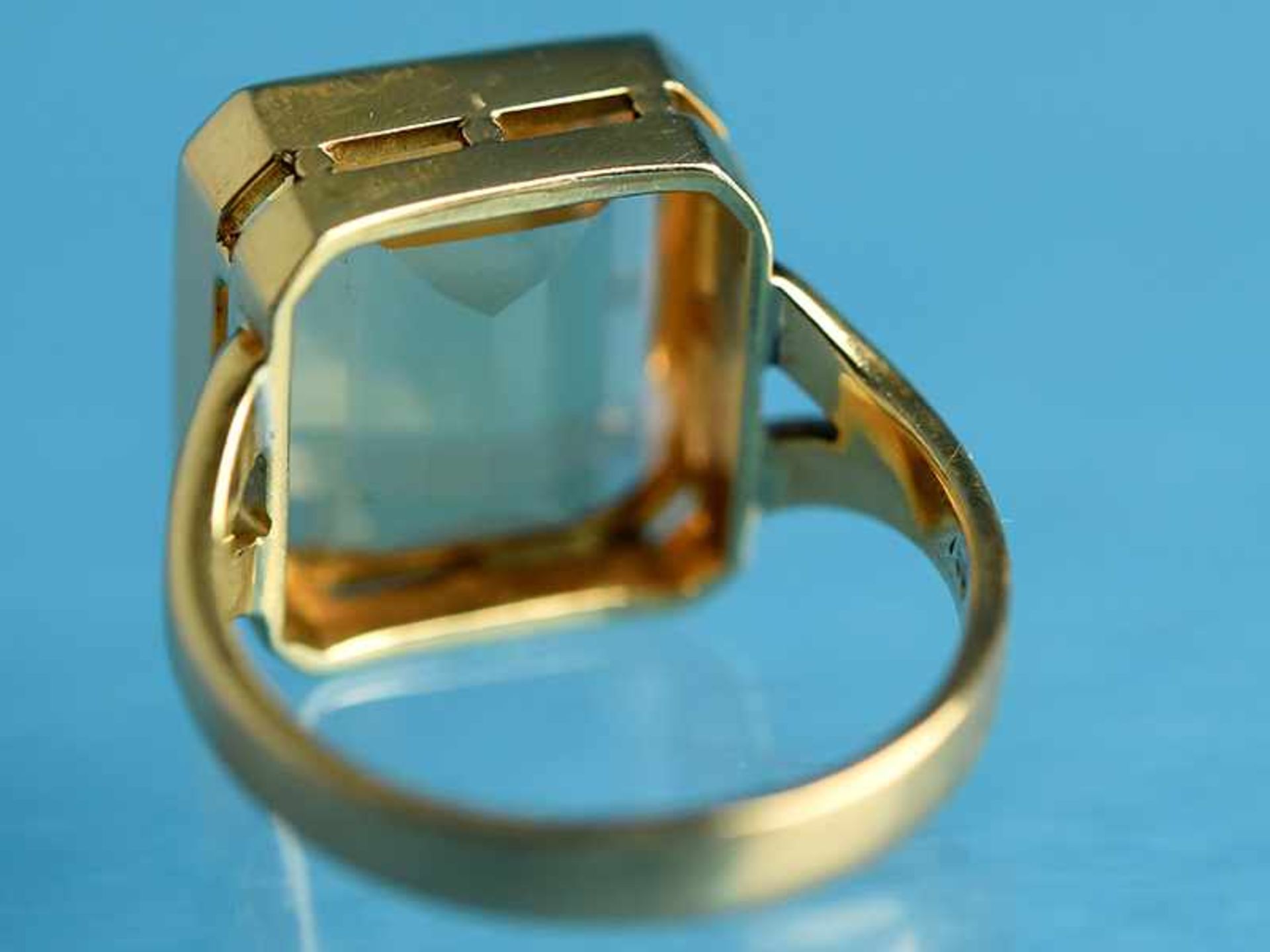 Ring mit Citrin, 20. Jh. 750/- Gelbgold. Gesamtgewicht ca. 8,8 g. Rechteckig facettierter Cirtrin. - Bild 3 aus 4