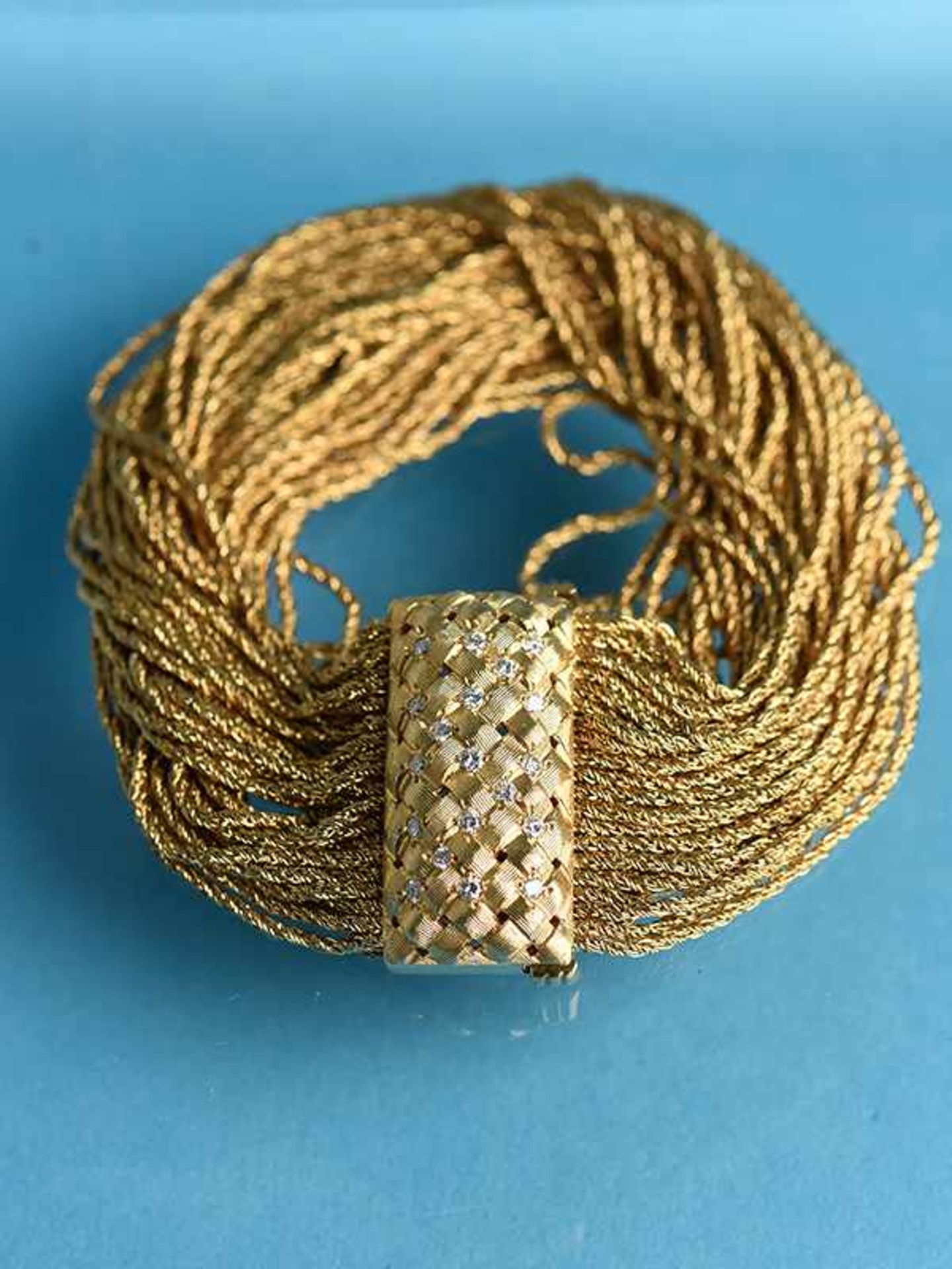 Massives breites Armband mit 19 kleinen Daimanten, 70- er Jahre 750/- Gelbgold. Gesamtgewicht ca. 88