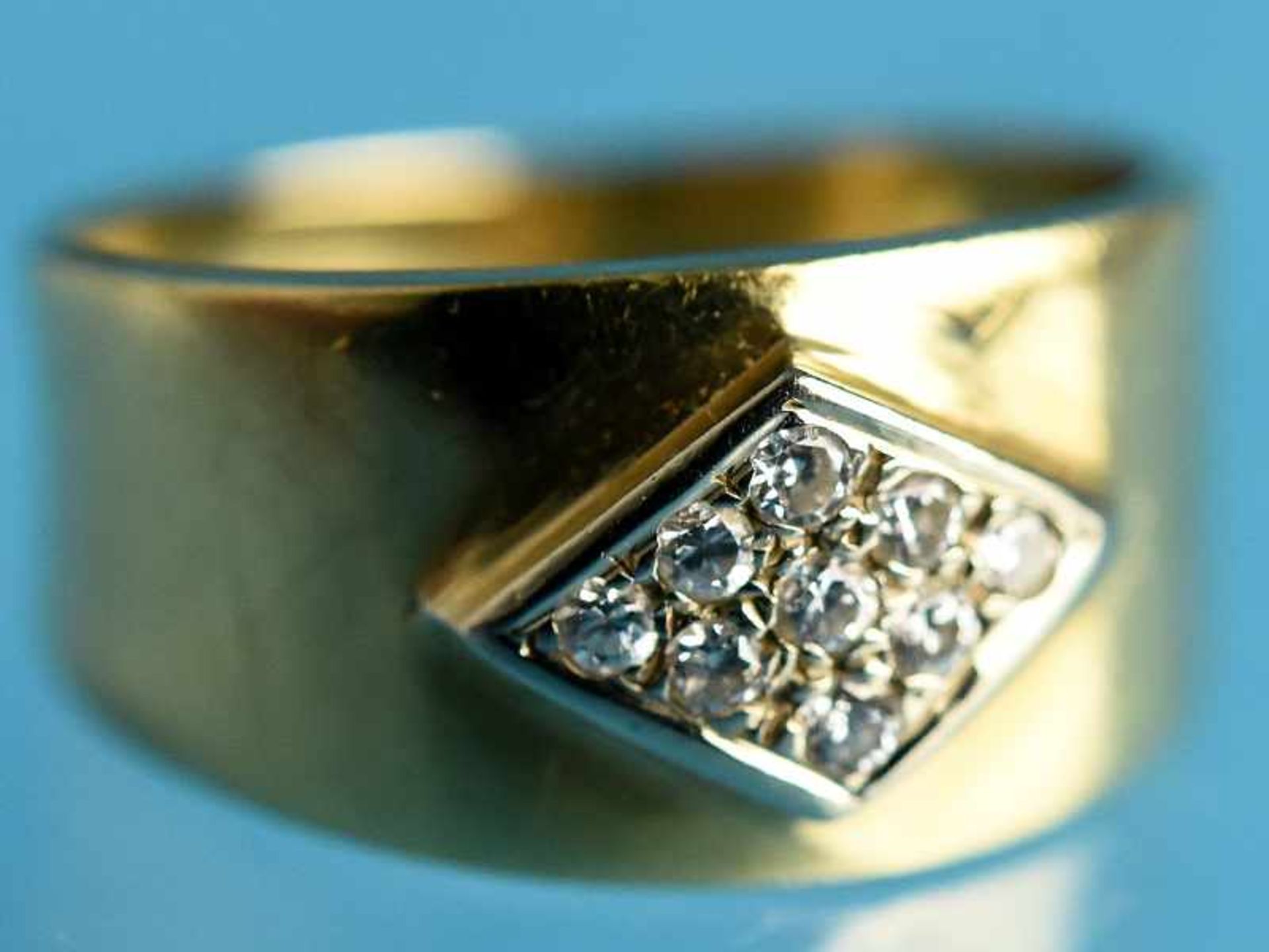 Bandring mit 9 kleinen Brillanten, zusammen ca. 0,09 ct, 20. Jh. 585/- Gelbgold. Gesamtgewicht ca.