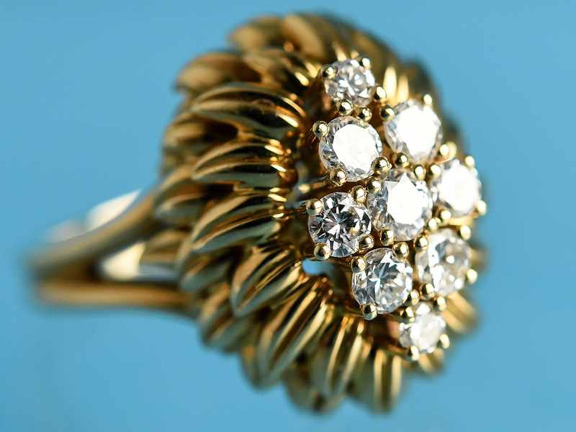 Ring mit 9 Brillanten, zusammen ca. 0,8 ct, 70- er Jahre 750/- Gelbgold. Gesamtgewicht ca. 14 g.