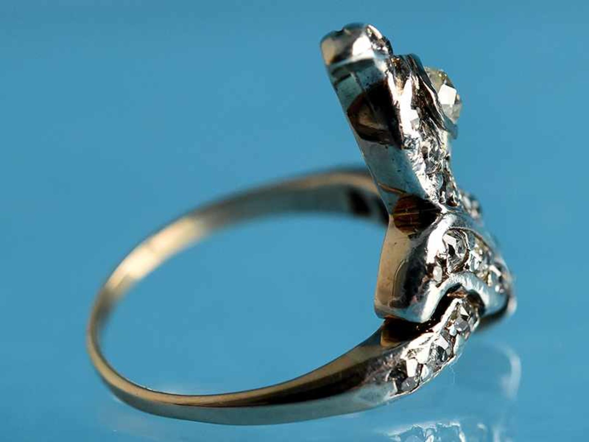 Ring mit Saphir ca. 1,5 ct und Diamanten ca. 1,5 ct, 20. Jh. 750/- Weißgold. Gesamtgewicht ca. 6,7 - Bild 5 aus 5