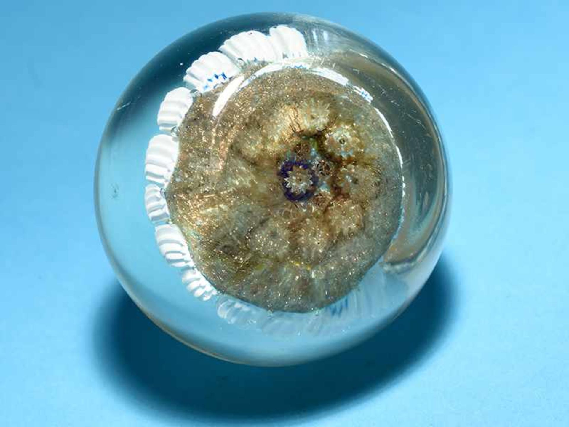 Paperweight mit Millefiori-Dekor und Metallglitter, 20. Jh. Farbloses Glas mit farbigen und weiß- - Bild 3 aus 3