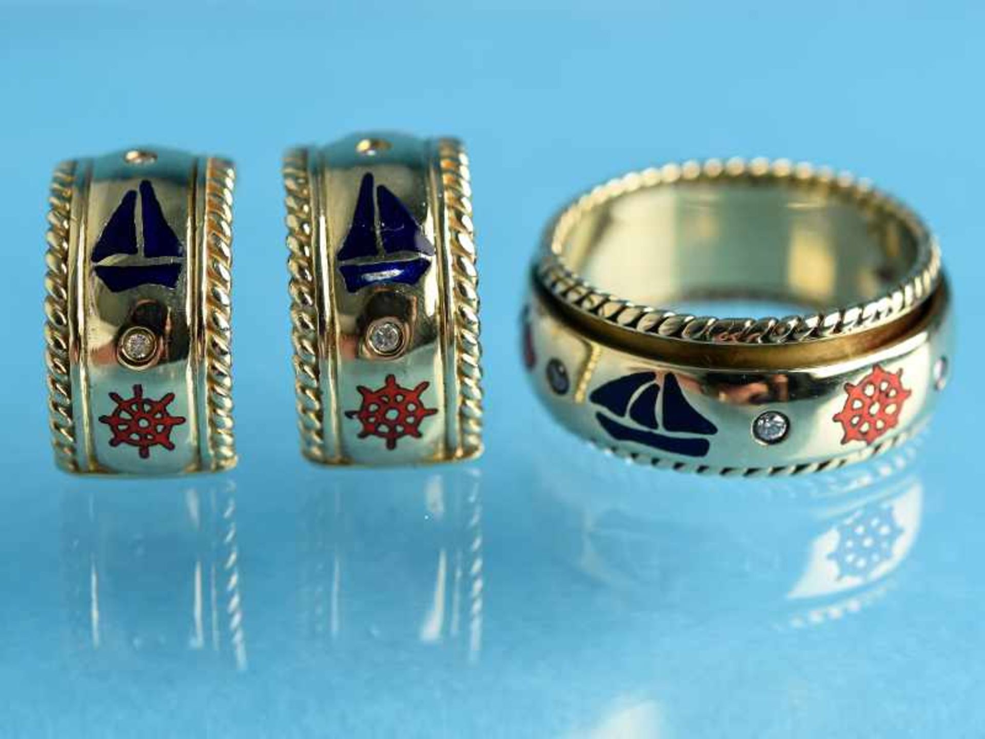 Ring und Halbcreolen mit maritimen Emailledekor und kleine 10 Diamanten, zusammen ca. 0,2 ct, 20. - Bild 3 aus 3