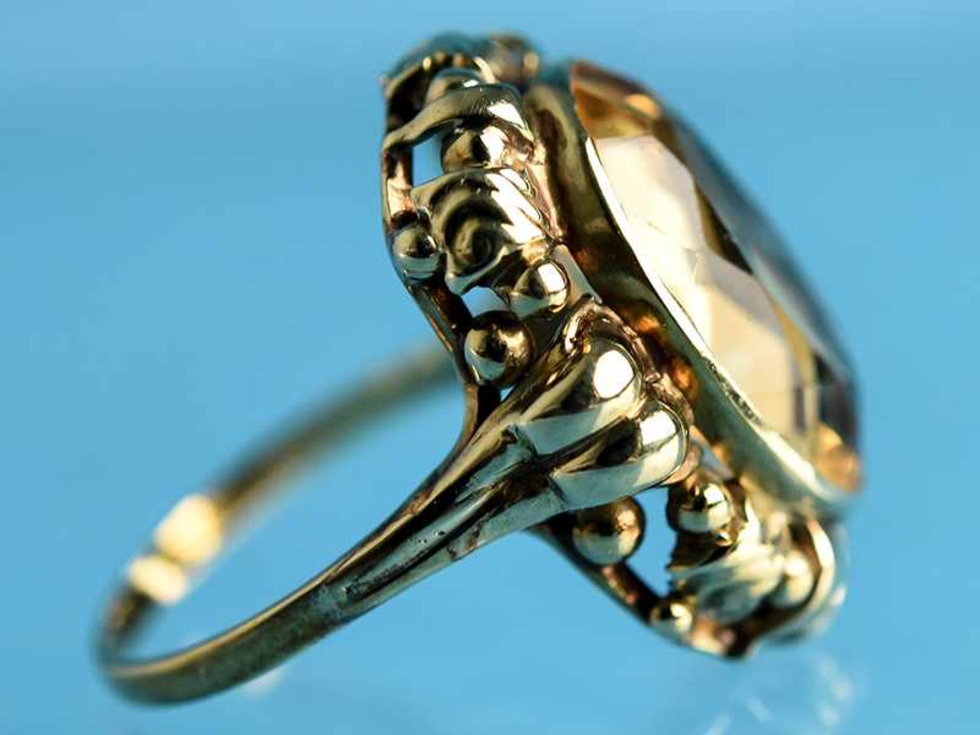 Ring mit Citrin, 20. Jh. 585/- Gelbgold. Gesamtgewicht ca. 4,6 g. Mittig gefaßter, ovaler - Bild 2 aus 3