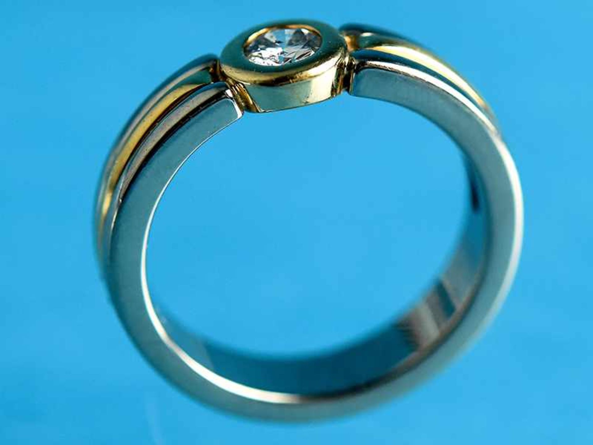 Ring mit Brillant ca. 0,28 ct, 20. Jh. 750/- Weiß- und Gelbgold. Gesamtgewicht ca. 7,8 g. in - Bild 4 aus 4