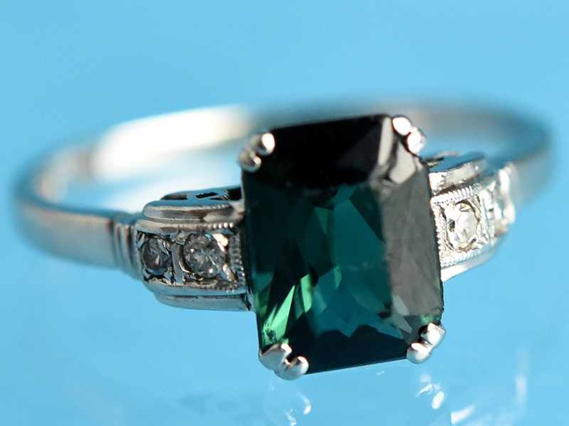 Ring mit grünem Turmalin und 4 kleinen Altschliff-Diamanten, zusammen ca. 0,08 ct, Art Deco 585/-