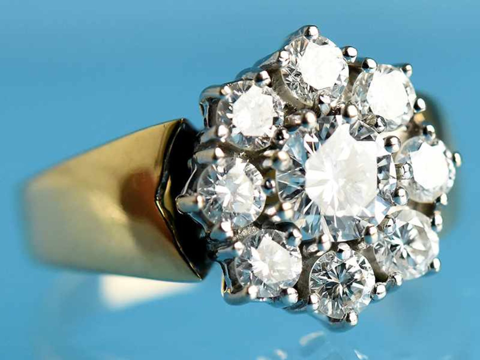 Ring mit 9 Brillanten, zusammen ca. 1,33 ct, 20. Jh. 750/- Gelb- und Weißgold. Gesamtgewicht ca. 6,1