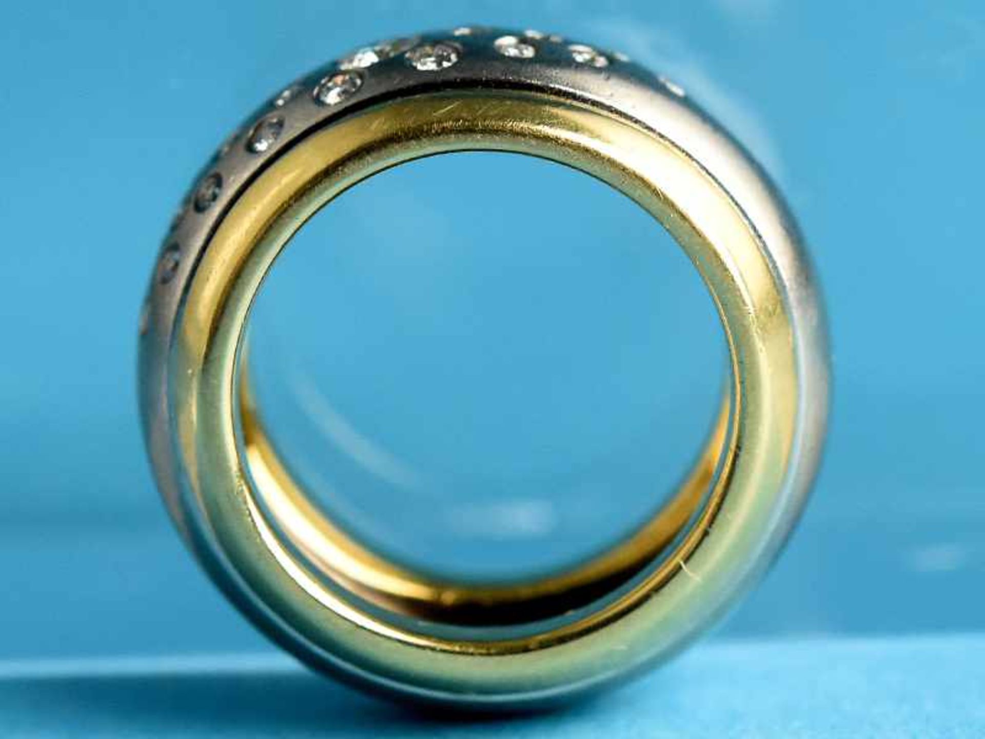 Massiver Ring mit 25 Brillanten, zusammen ca. 0,6 ct, Goldschmiedearbeit, 20. Jh. 750/- Gelb- und - Bild 3 aus 4