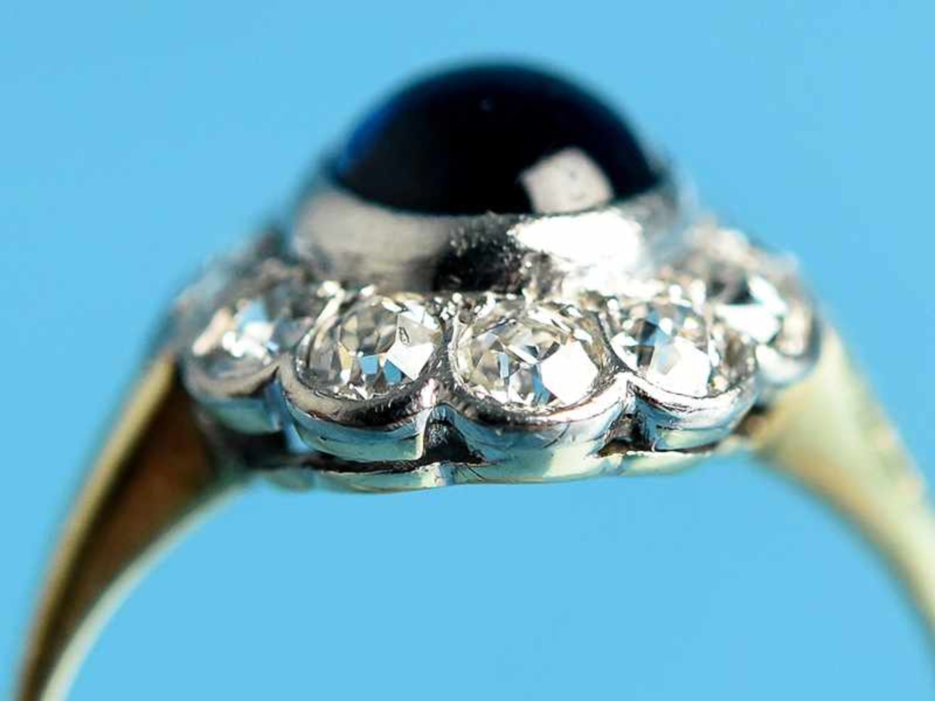 Ring mit Saphir-Cabochon und 12 Diamanten, zusammen ca. 0,24 ct, Art Deco 585/- Weiß- und - Bild 4 aus 4