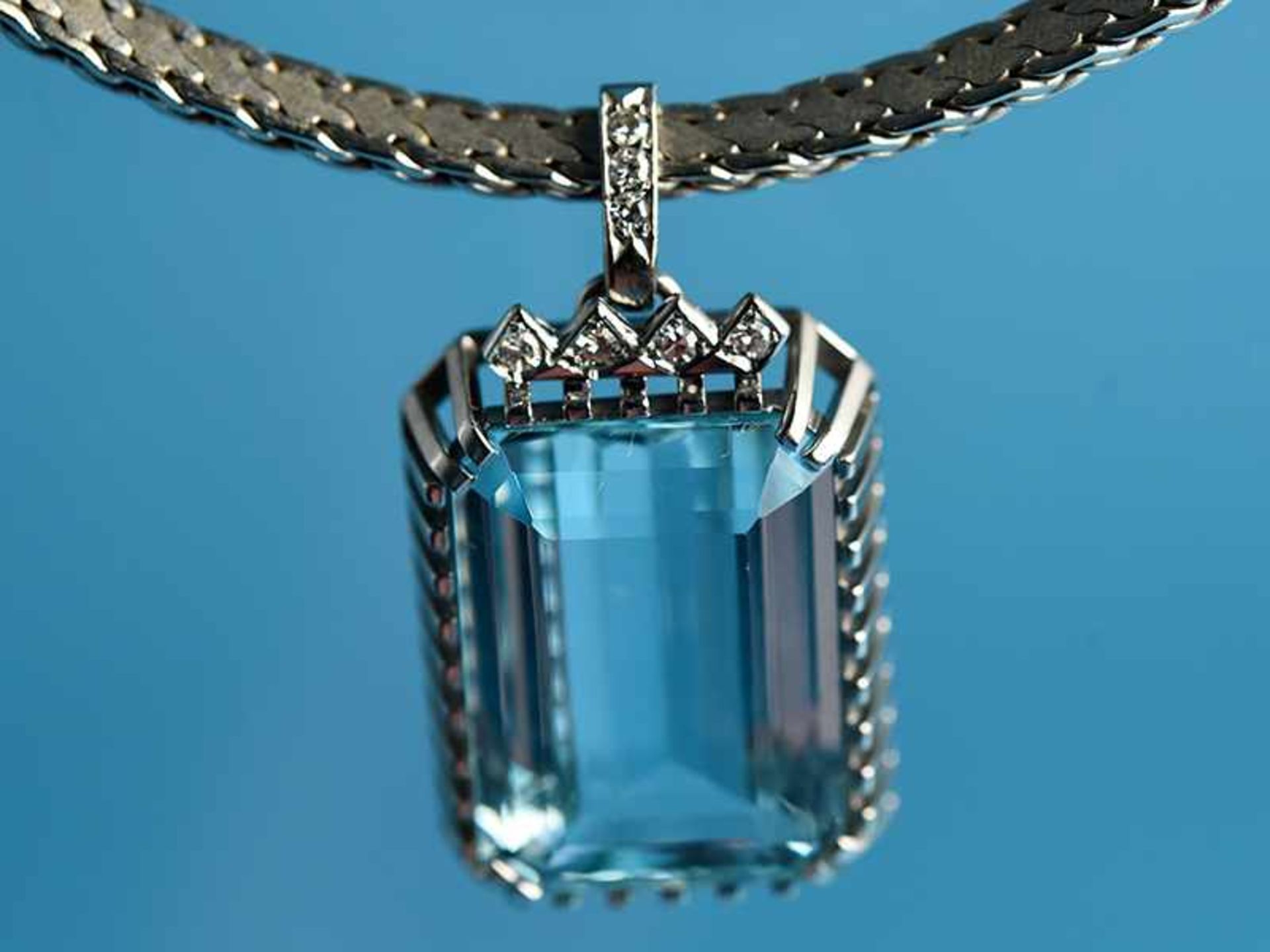 Collier mit Aquamarin ca. 20 ct und 7 Achtkant-Diamanten, zusammen ca. 0,10 ct, 70- er Jahre 750/- - Bild 4 aus 4