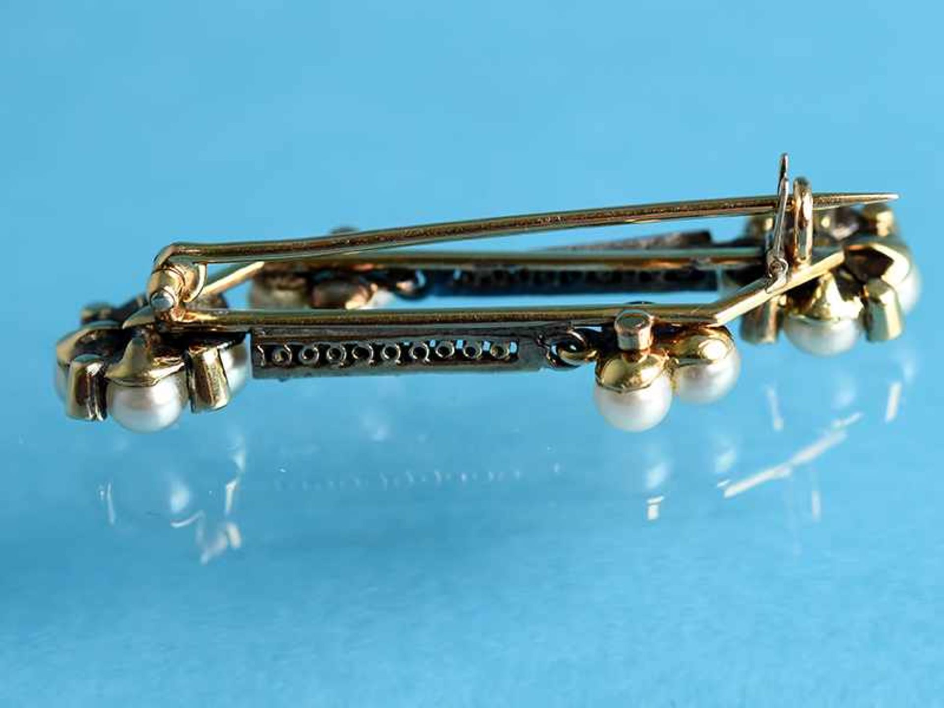 Nadel/ Ohrgehänge (Umarbeitung) mit 14 Orientperlen und 22 kleinen Diamantrosen,zusammen ca. 0,1 ct, - Bild 3 aus 3
