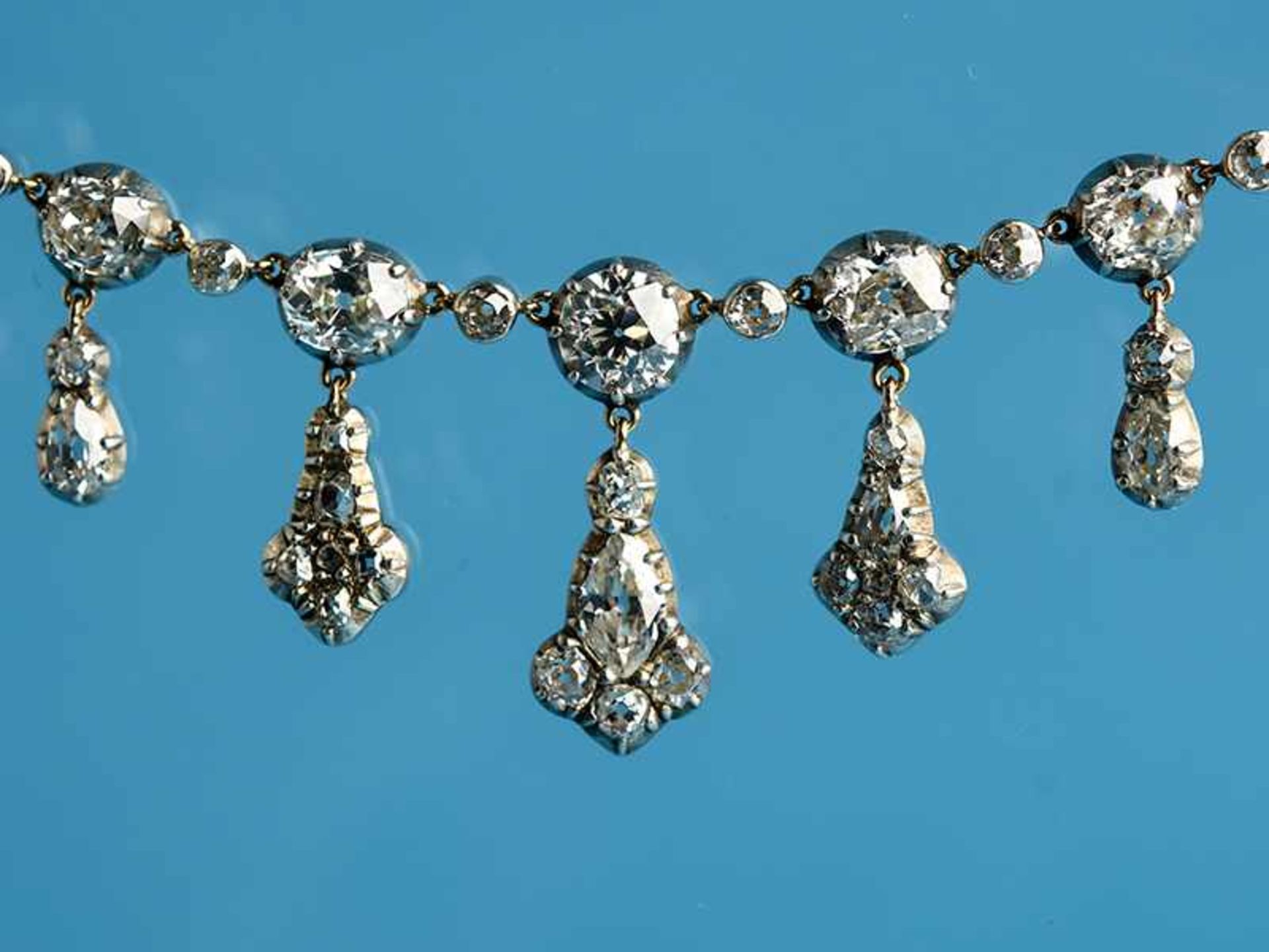 Spätviktorianisches Prunkcollier mit reichhaltigem Altschliff-Diamantenbesatz, zusammen ca. 22 ct, - Bild 2 aus 5