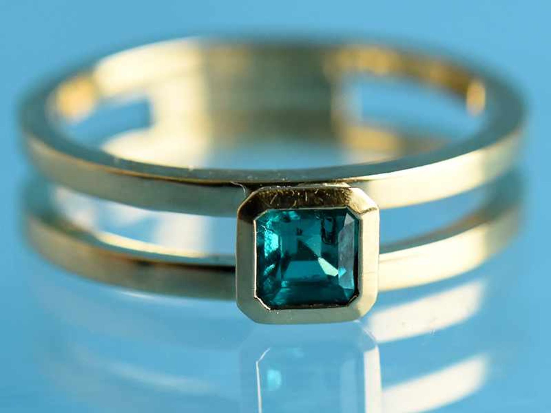 Ring mit natürlichem, unbehandelten Smaragd 0,31 ct, Goldschmiedearbeit, 20. Jh. 750/- Gelbgold.