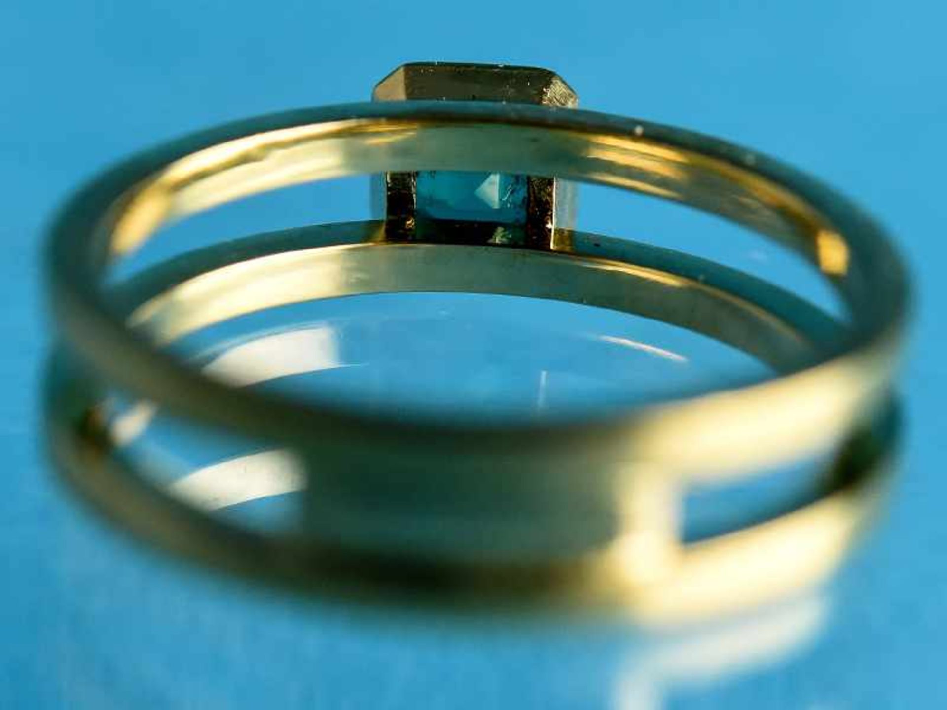 Ring mit natürlichem, unbehandelten Smaragd 0,31 ct, Goldschmiedearbeit, 20. Jh. 750/- Gelbgold. - Image 4 of 4