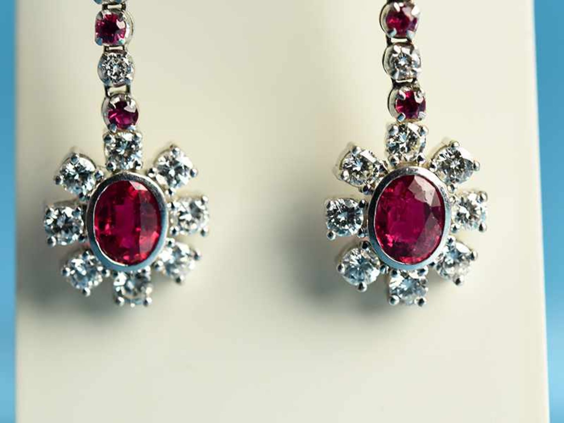 Paar Ohrgehänge mit hochfeine, natürliche Rubinen und Brillanten, zusammen ca. 1 ct, 20. Jh. 585/- - Bild 4 aus 5