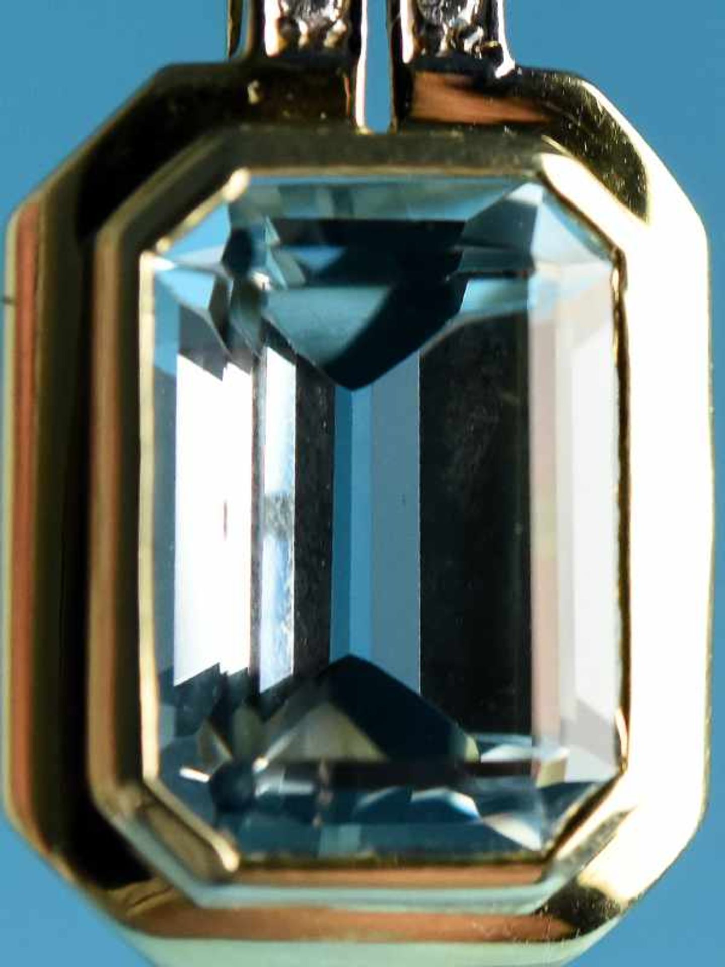 Anhänger mit Aquamarin und 4 kleinen Brillanten, zusammen ca. 0,04 ct, 20./ 21. Jh. 585/- - Bild 2 aus 2